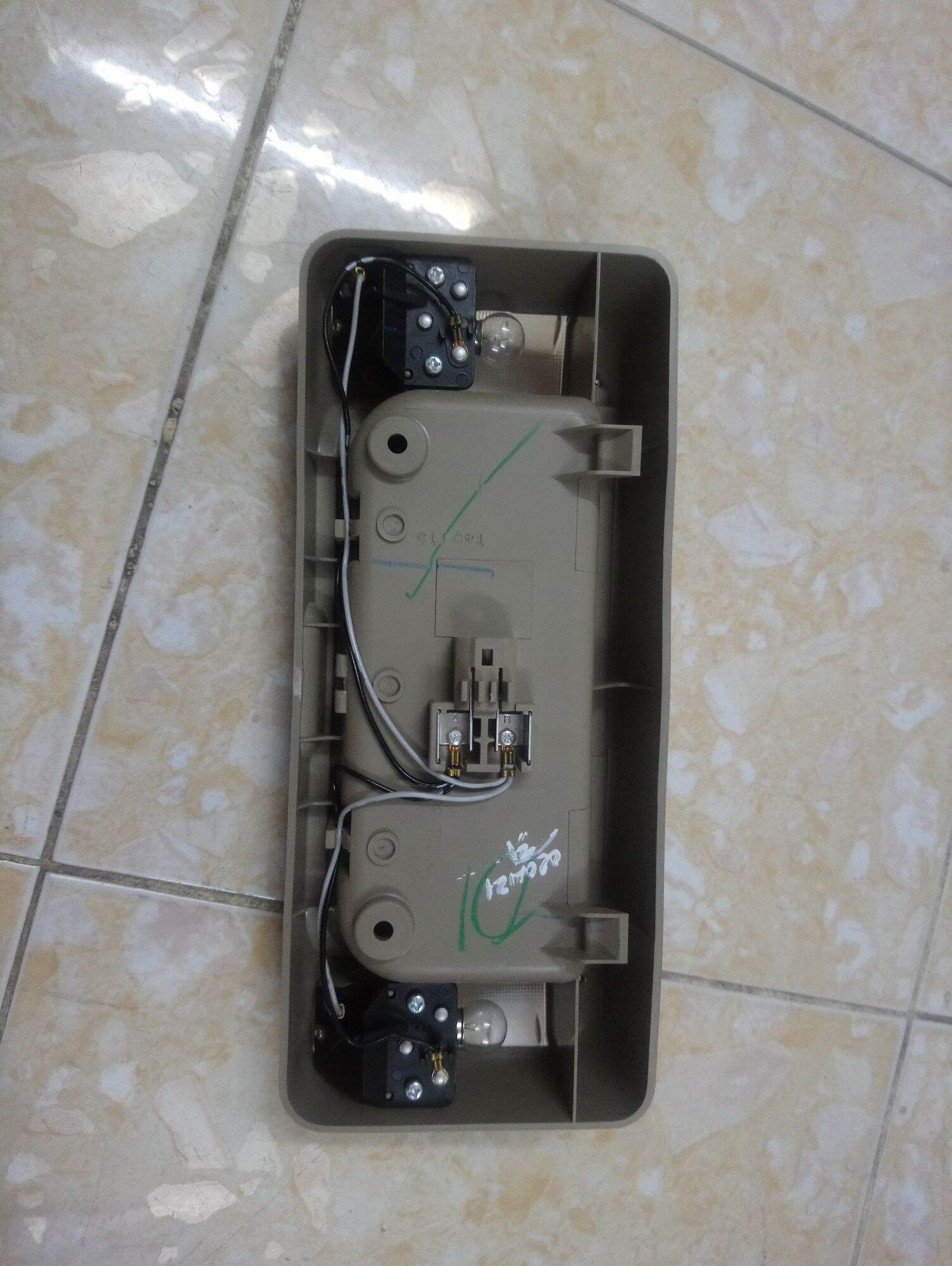 Đèn trần trước toyota innova 2006-2012