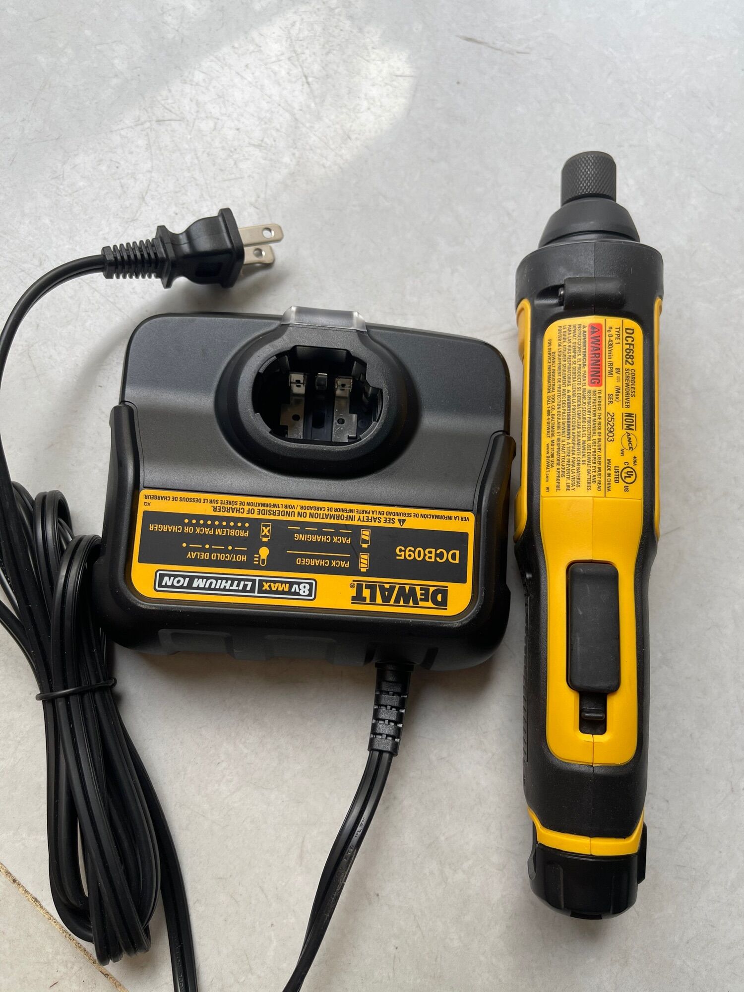 Máy vặn vít Dewalt DCF 682N1