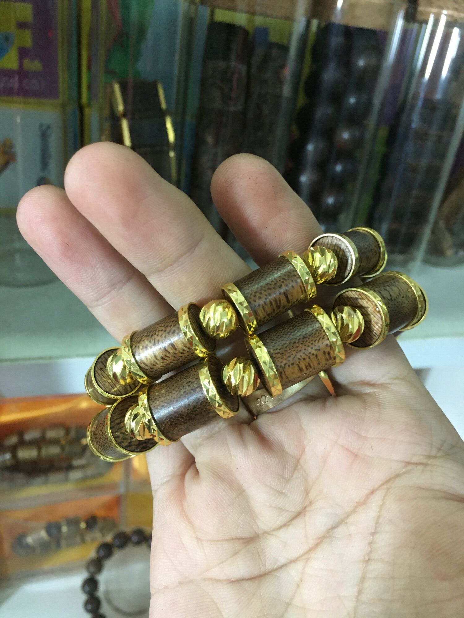 Vòng tay trầm hương tốc tự nhiên.