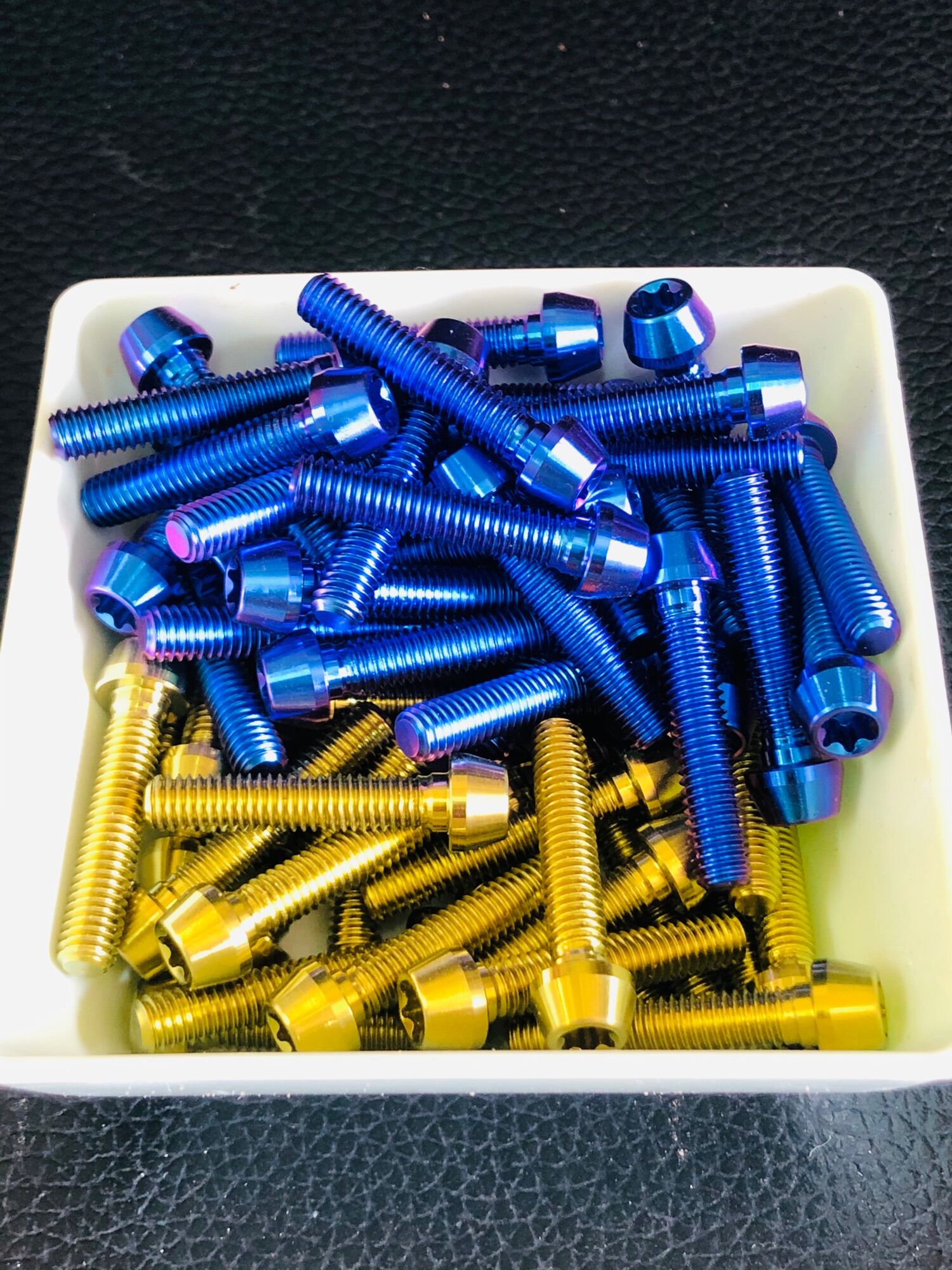 Ốc Titan 6ly 30 trụ côn gắn càng thắng đùm