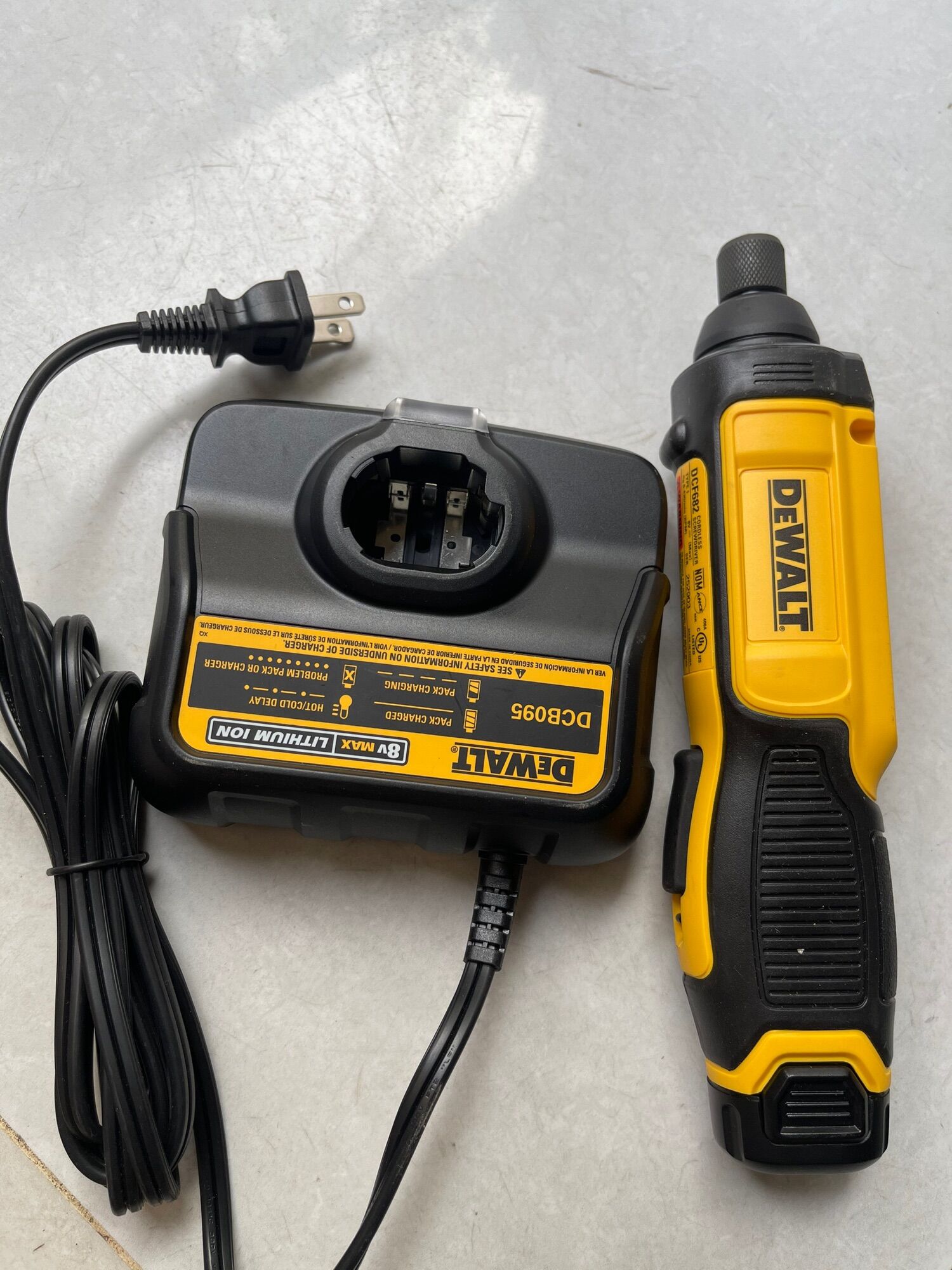 Máy vặn vít Dewalt DCF 682N1
