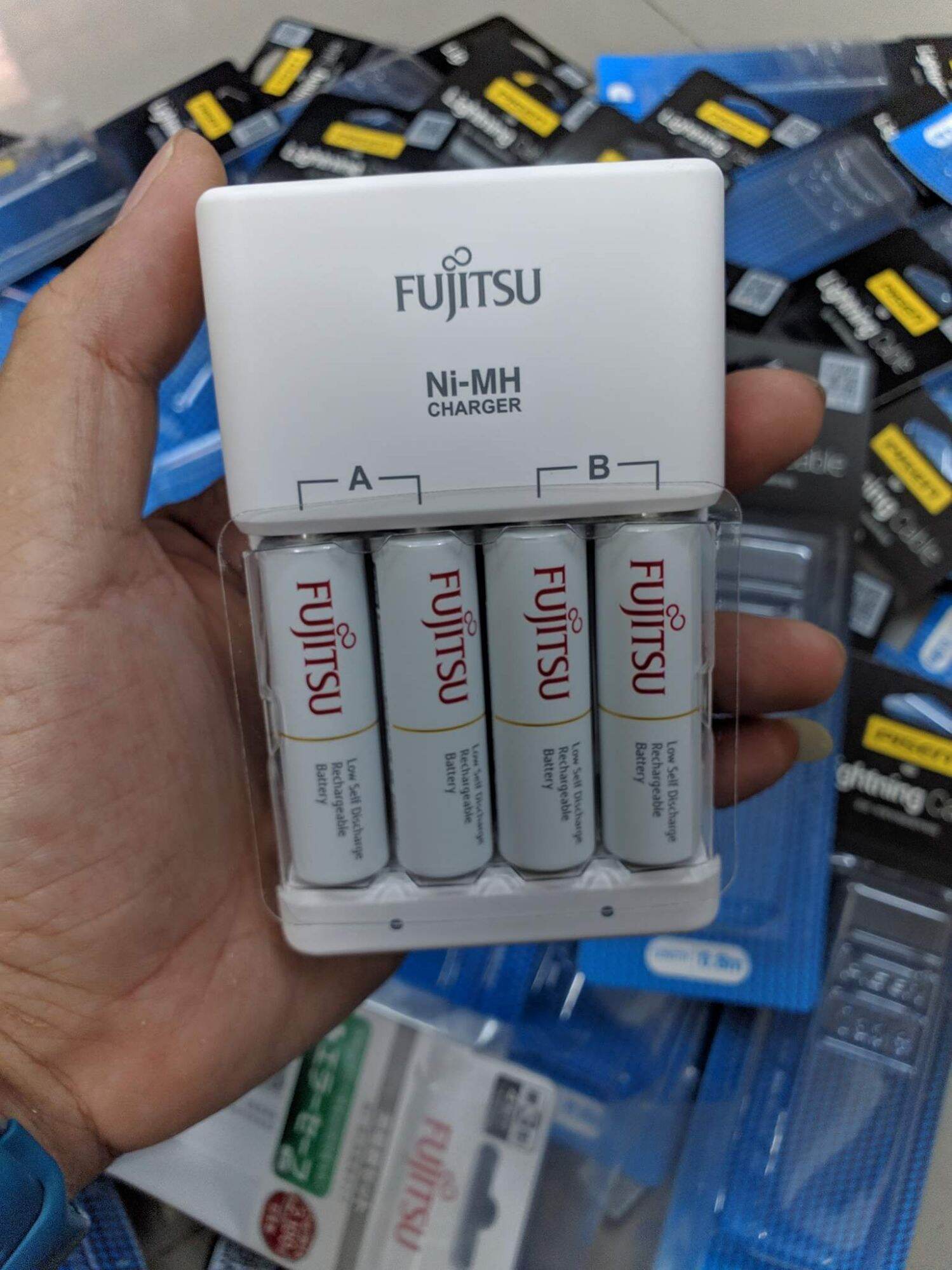 Bộ sạc AA Fujitsu FCT345 kèm 4 pin AA 1900mAh
