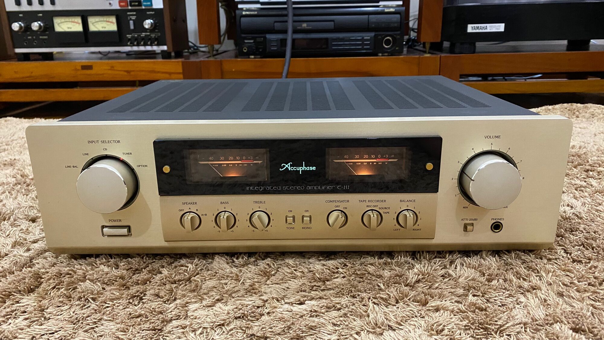 Amply Accuphase E-212