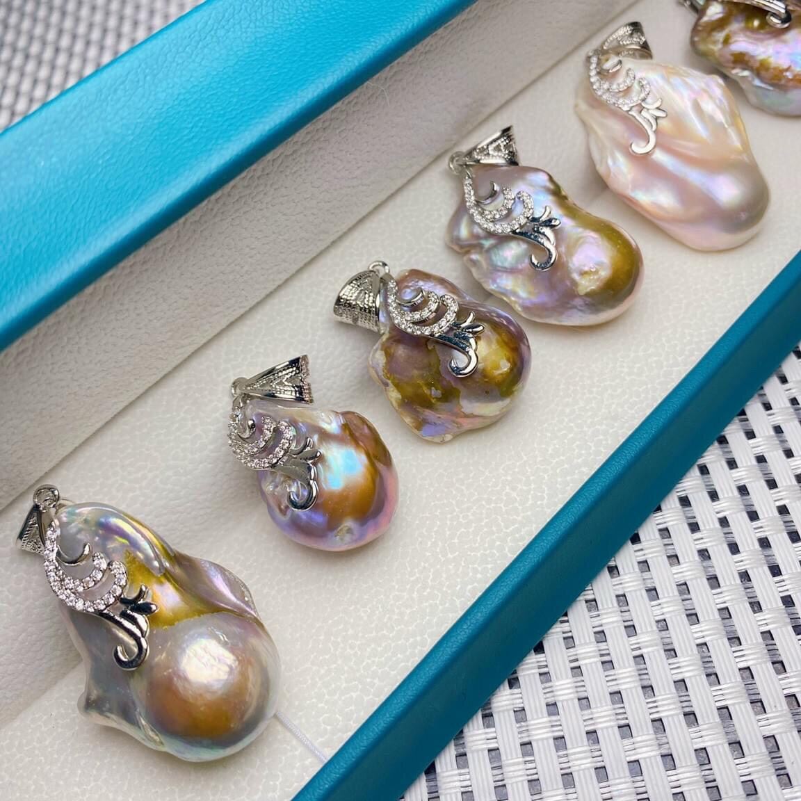 Mặt dây chuyền ngọc trai nuôi nước ngọt, kiểu dáng trai thô, có 3 màu Trắng, Vàng, Xanh đen