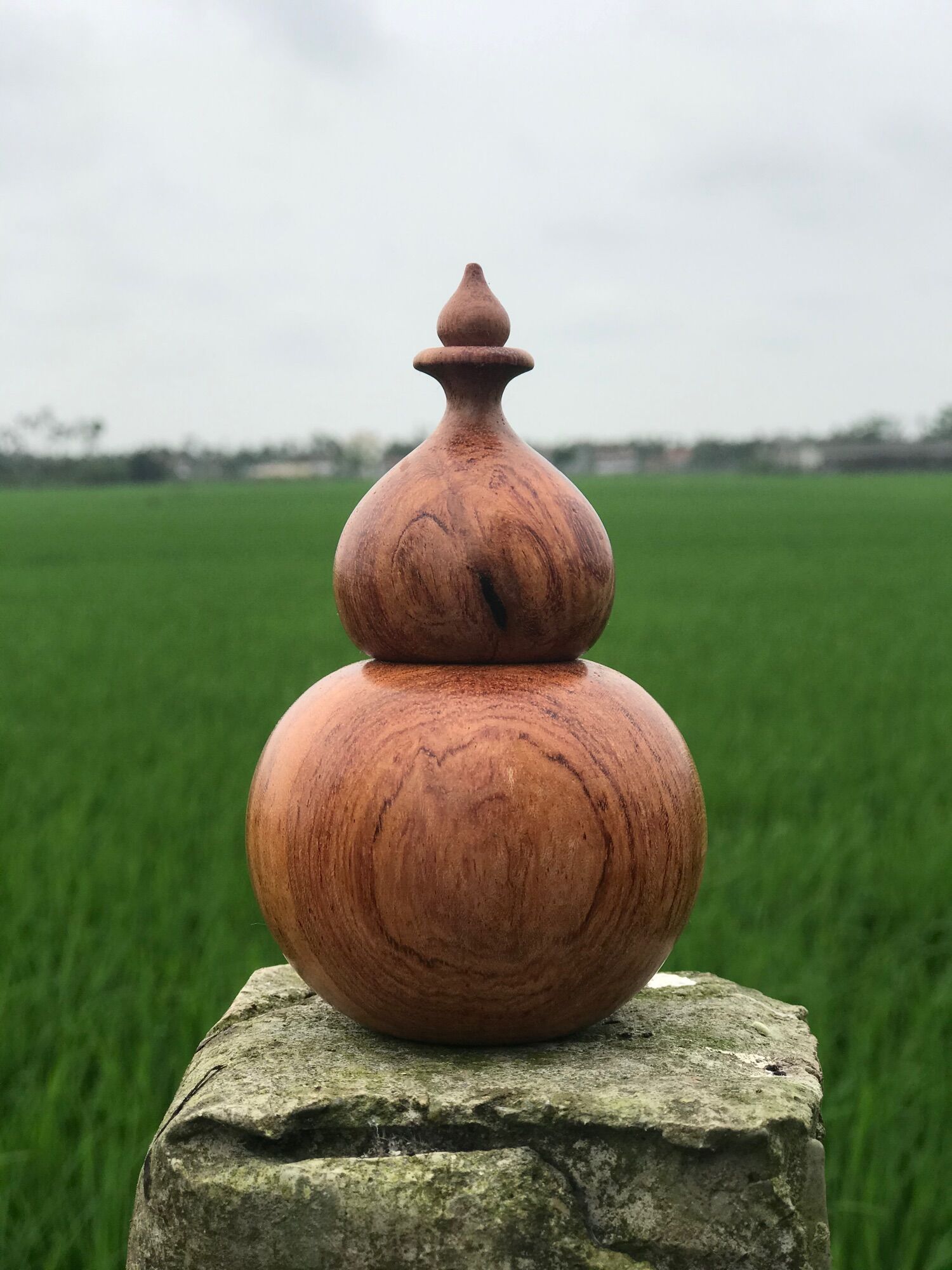 Lọ đựng tăm hình hồ lô làm từ gỗ hương . Dùng để trang trí bàn ăn , bàn uống nước , để trên xe ô tô , taplo xe hơi , trang trí nội thất