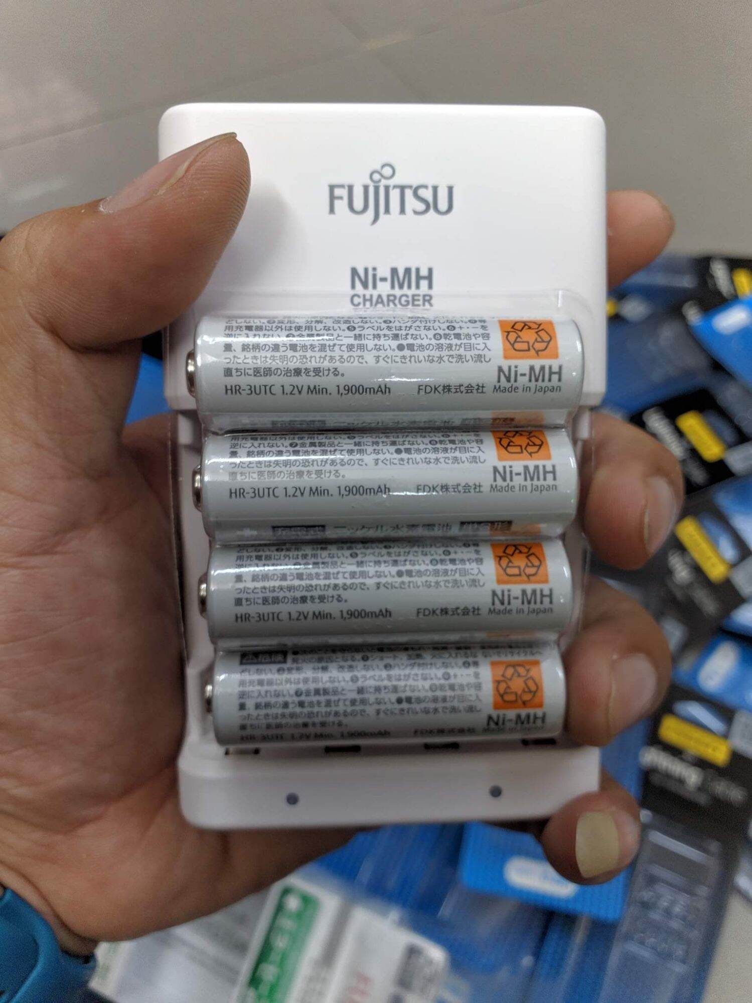 Bộ sạc AA Fujitsu FCT345 kèm 4 pin AA 1900mAh