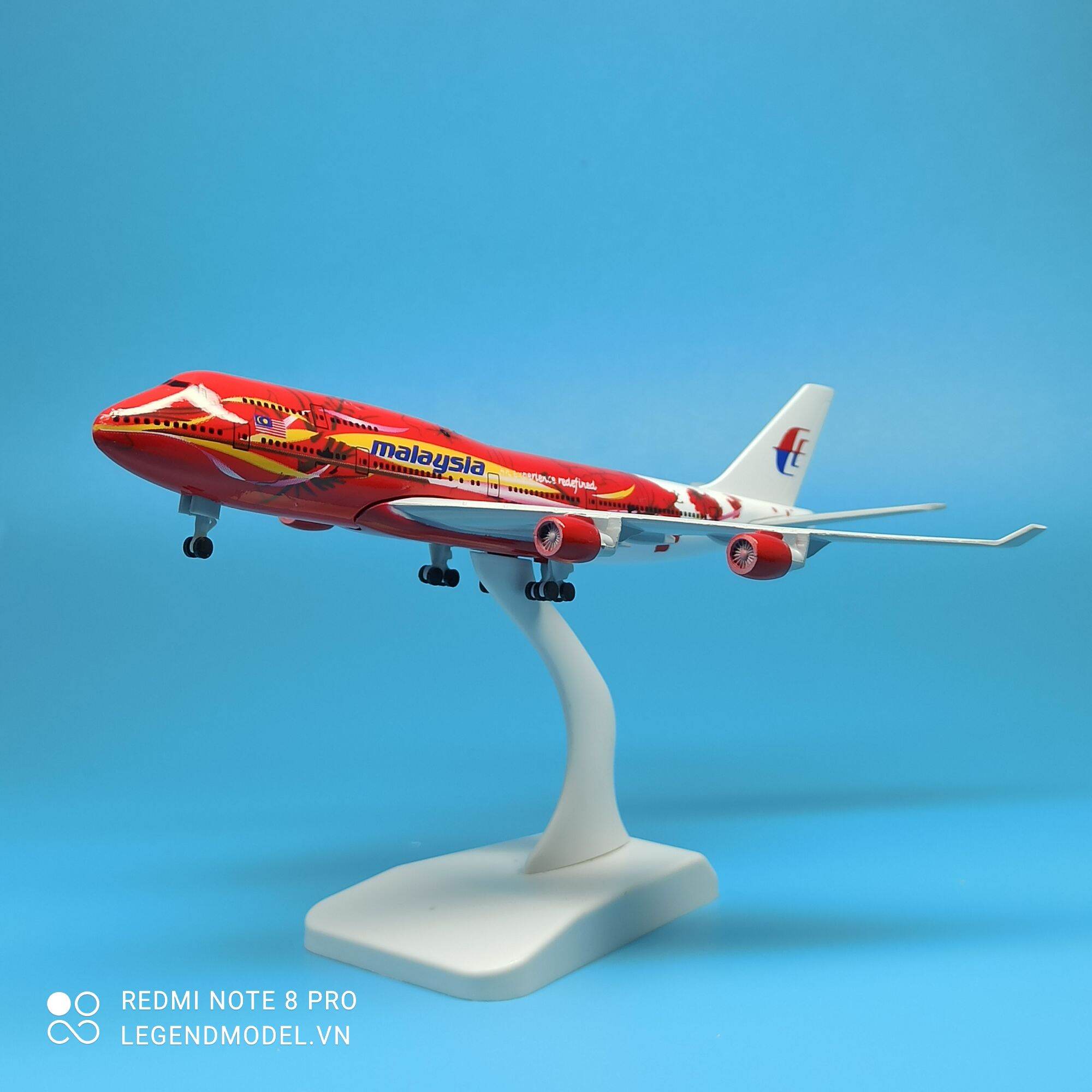 Mô hình máy bay Malaysia Airlines 20cm chất liệu kim loại bền đẹp