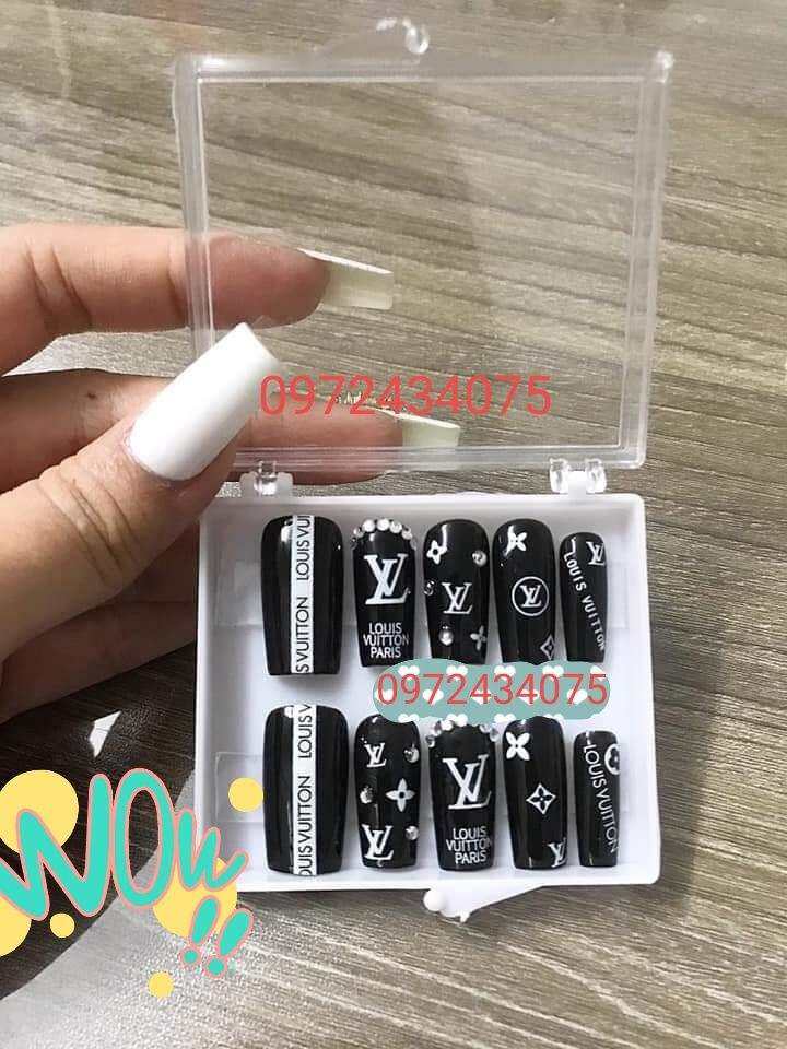 Bộ Móng Úp  phom vuông .tone đen thiết kế thương hiệu lv