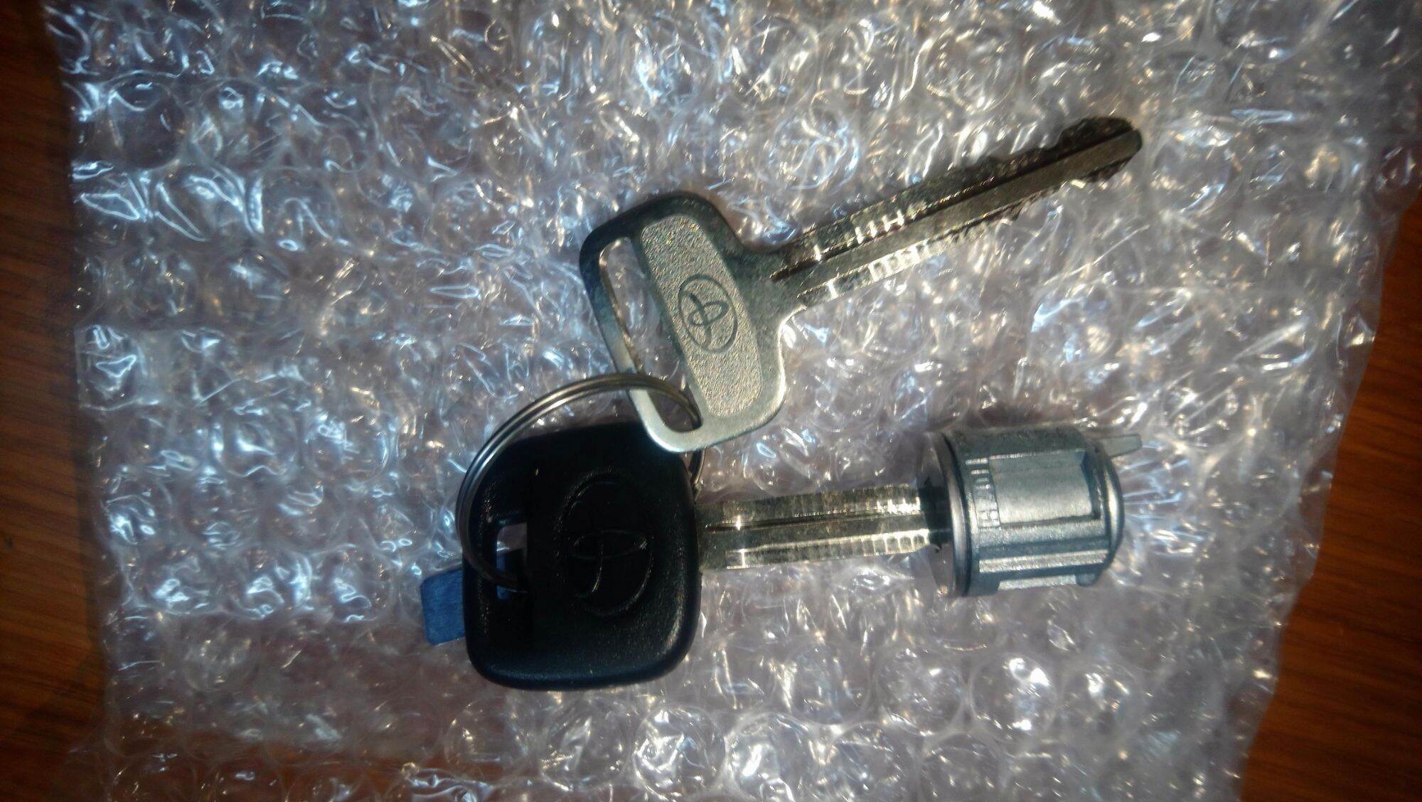 ổ khóa cốp đựng đồ bên phụ toyota innova - fortuner - hilux