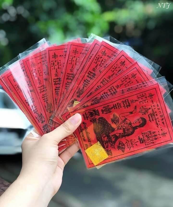 LÁ MẸ NGOẮC MÀU ĐỎ