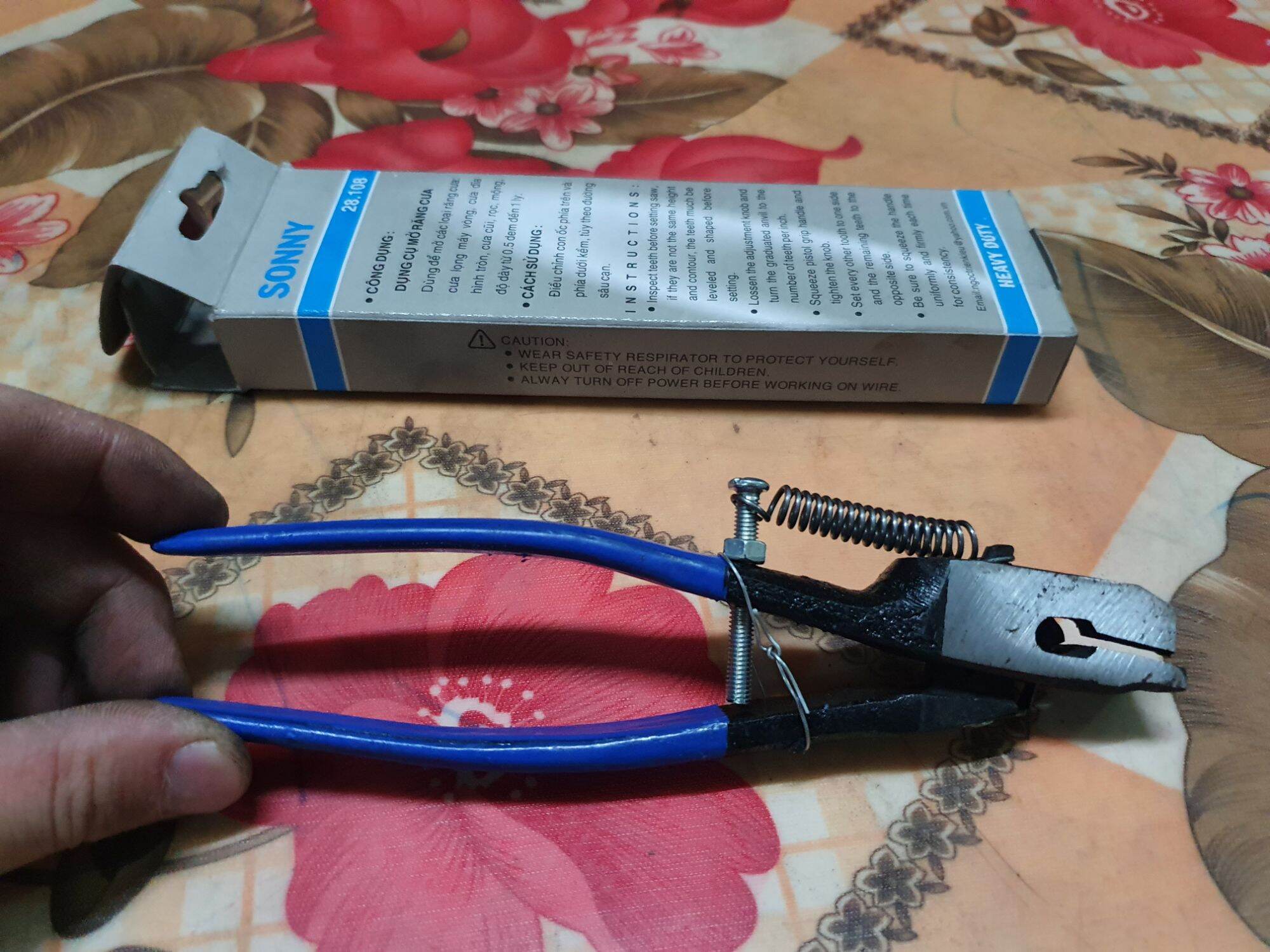 Kìm mở lưỡi cưa vanh đứng