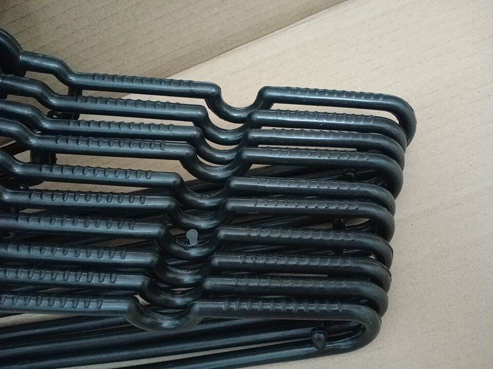 [HCM]Móc áo đen xoay có rãnh ( combo 10 cái )