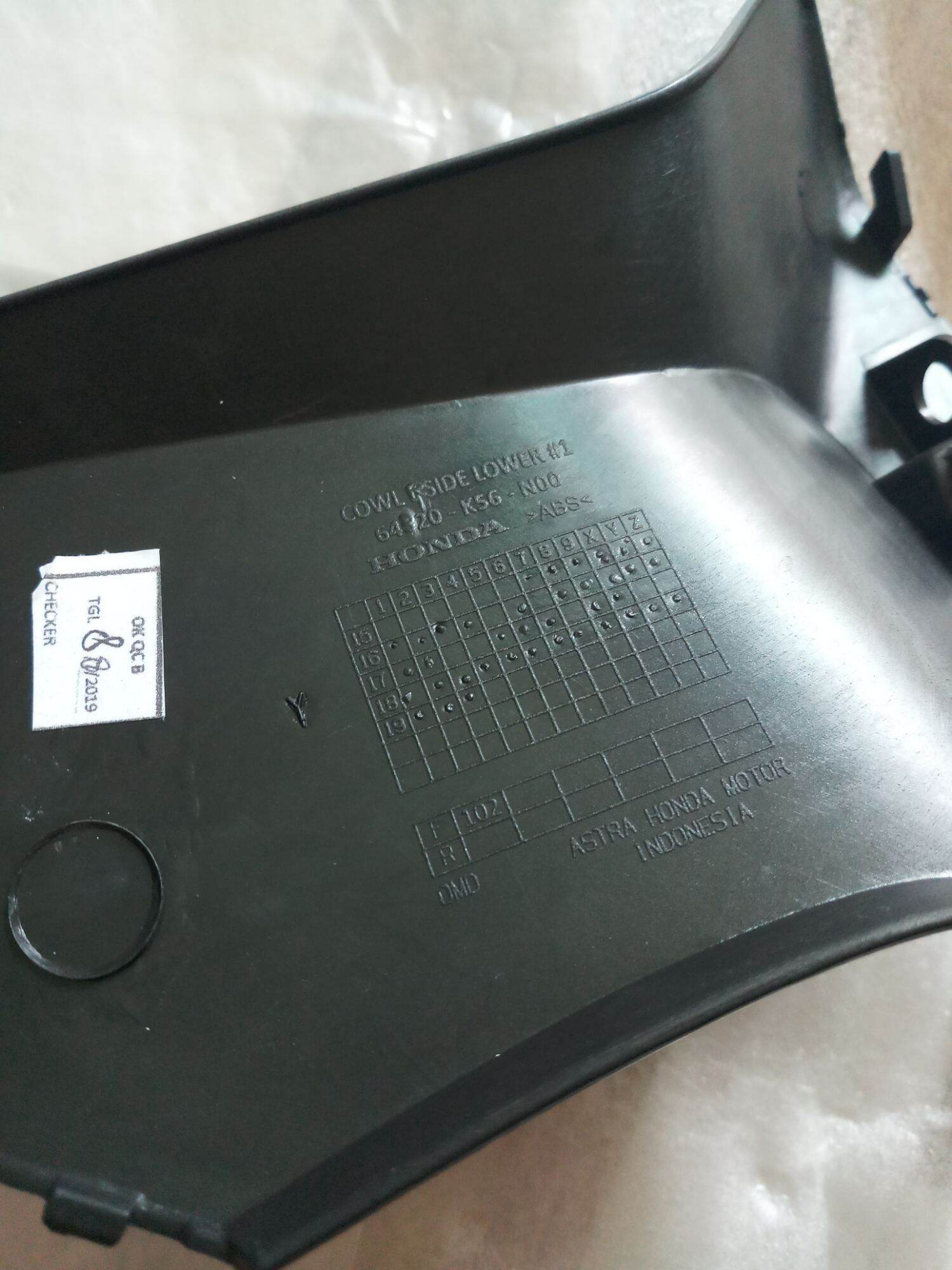Cánh gà đen bóng phải Sonic 150.