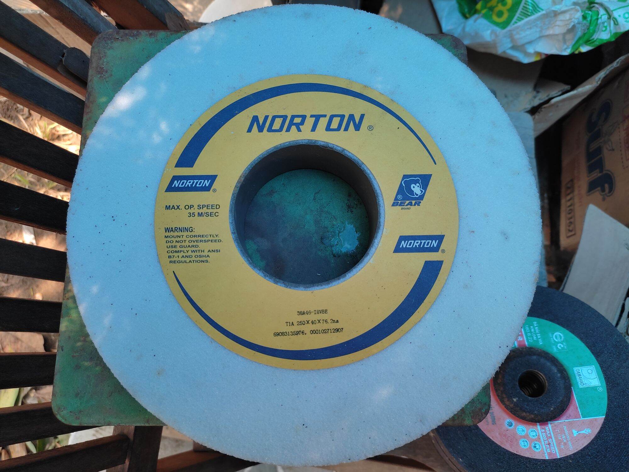 Đá mài norton 250x40x76.2 mm độ cát 46 mài thô loại hạt mài 38a nhôm oxit