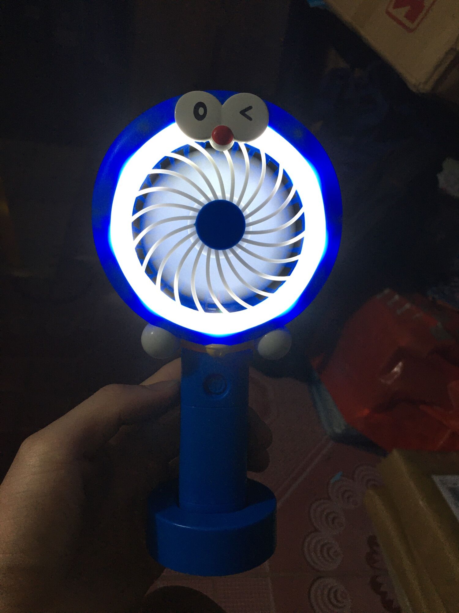 Quạt Tích Điện Đoremon Có Đèn Phát Sáng.
