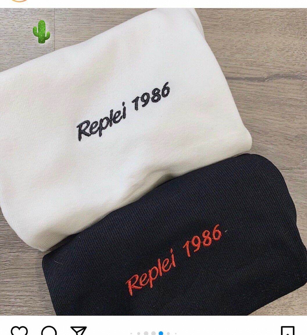 [HCM]ÁO CROPTOP CHỮ THÊU CỔ LỌ
