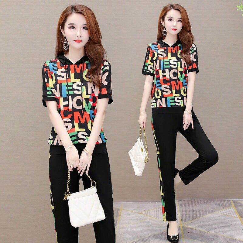 Sét đồ bộ nữ họa tiết chữ 3D phối nón cao cấp
