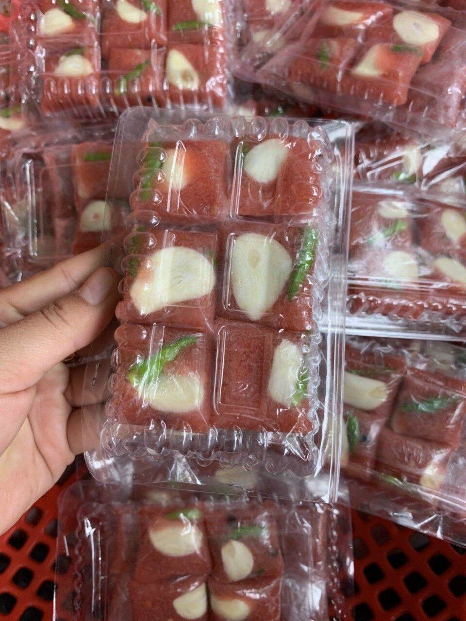 Nem chua tỏi ớt lai vung
