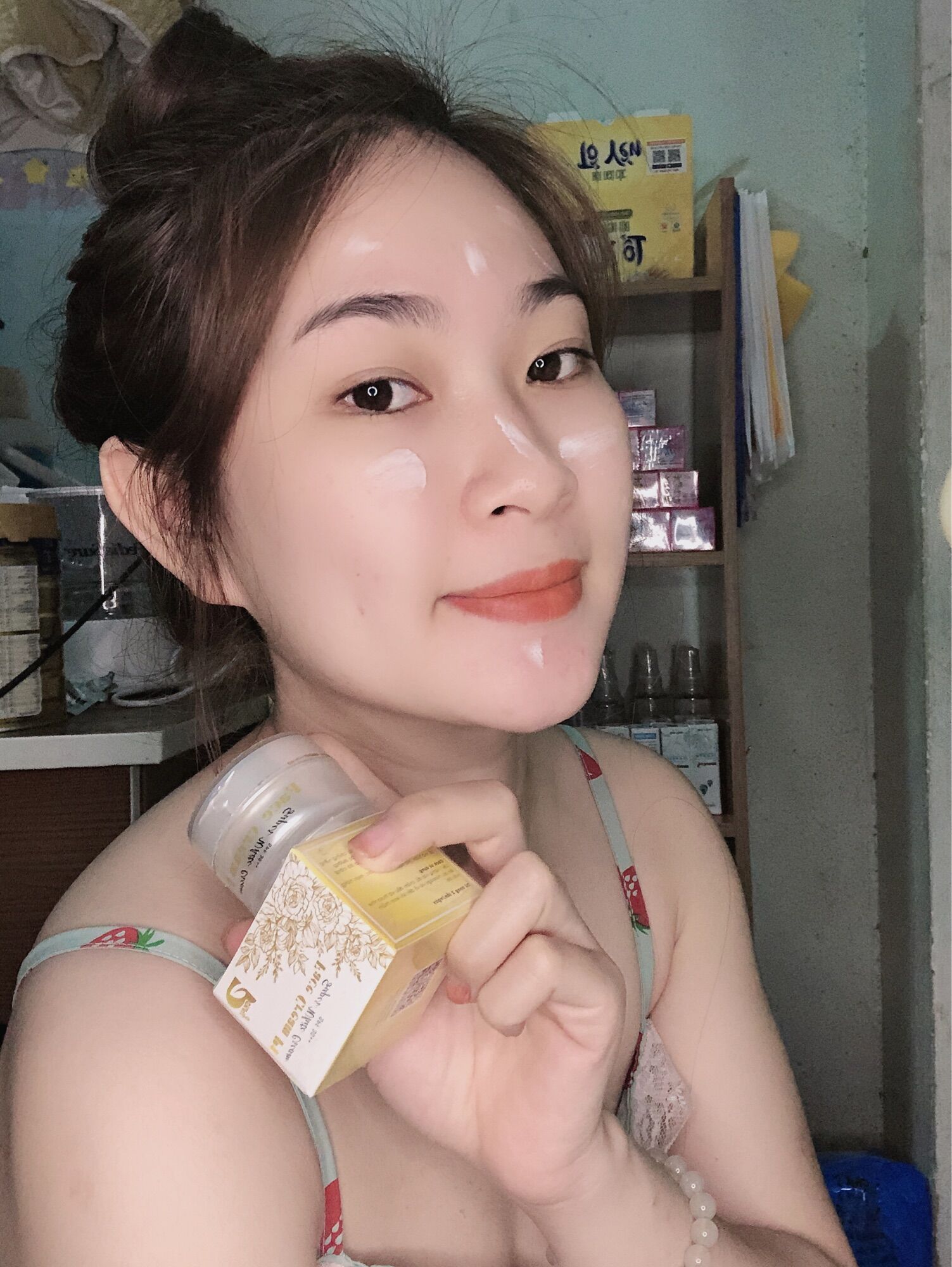 KEM FACE P1 DƯỠNG TRẮNG DA PONRY 10gr ( có kèm quà )