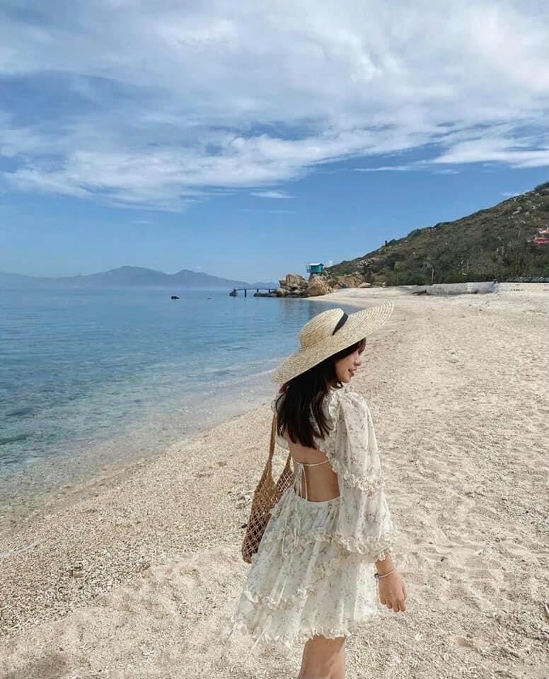 Đầm hoa nổi hở lưng