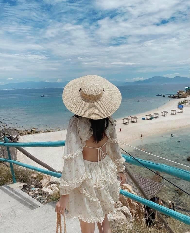 Đầm hoa nổi hở lưng