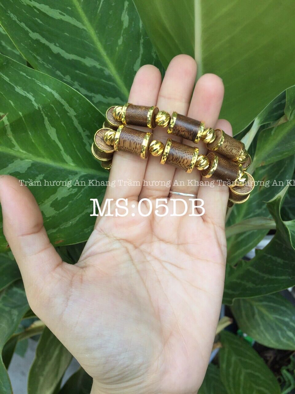 Vòng tay trầm hương tốc tự nhiên.