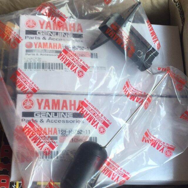 Phao  cơ báo xăng yamaha  , (loại sirius  fi) chính hãng. Mạch báo xăng yamaha+ Phao báo xăng hay mạch điện trở báo xăng trên xe yamaha sau 1 thời gian sử dụng thường báo sai hoặc chập chờn lúc báo lúc không .+ Bạn nên thay thế chúng đ