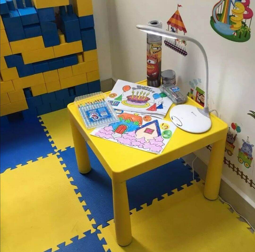 Bàn học Việt Nhật. Chân có thể tháo rời. Kích thước 50,5 x 50,5 x 42,5cm.