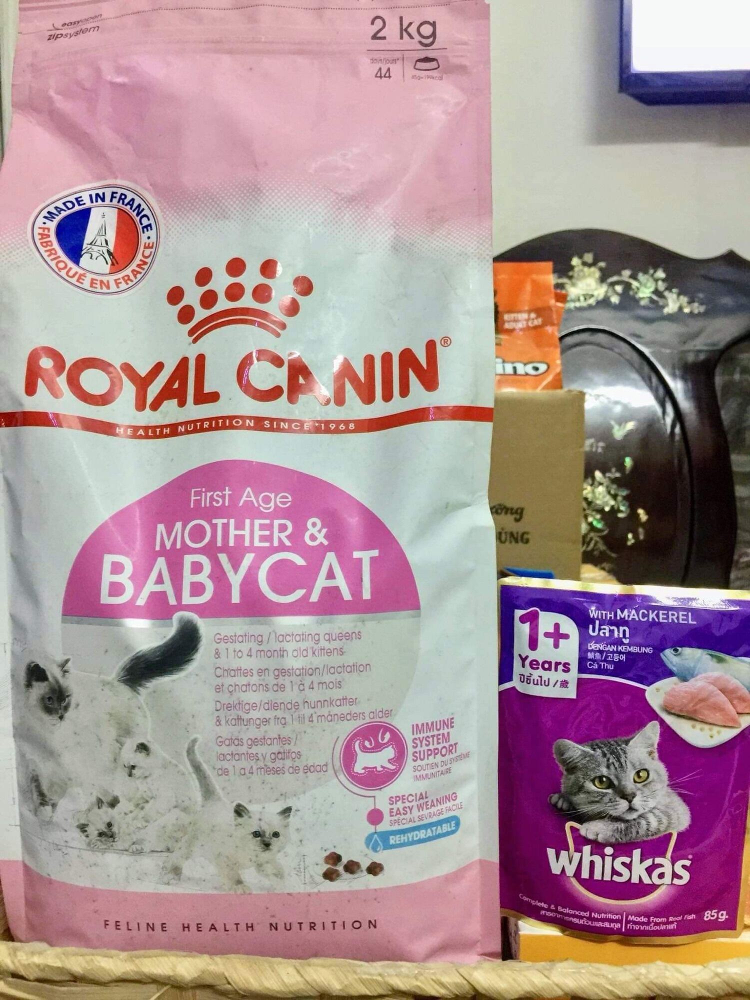 Thức ăn cho Mèo Royal Baby & Mother ( 2 kg ) — Tặng Gói Pate Whiskas — Hàng Nhập Pháp chất lượng .