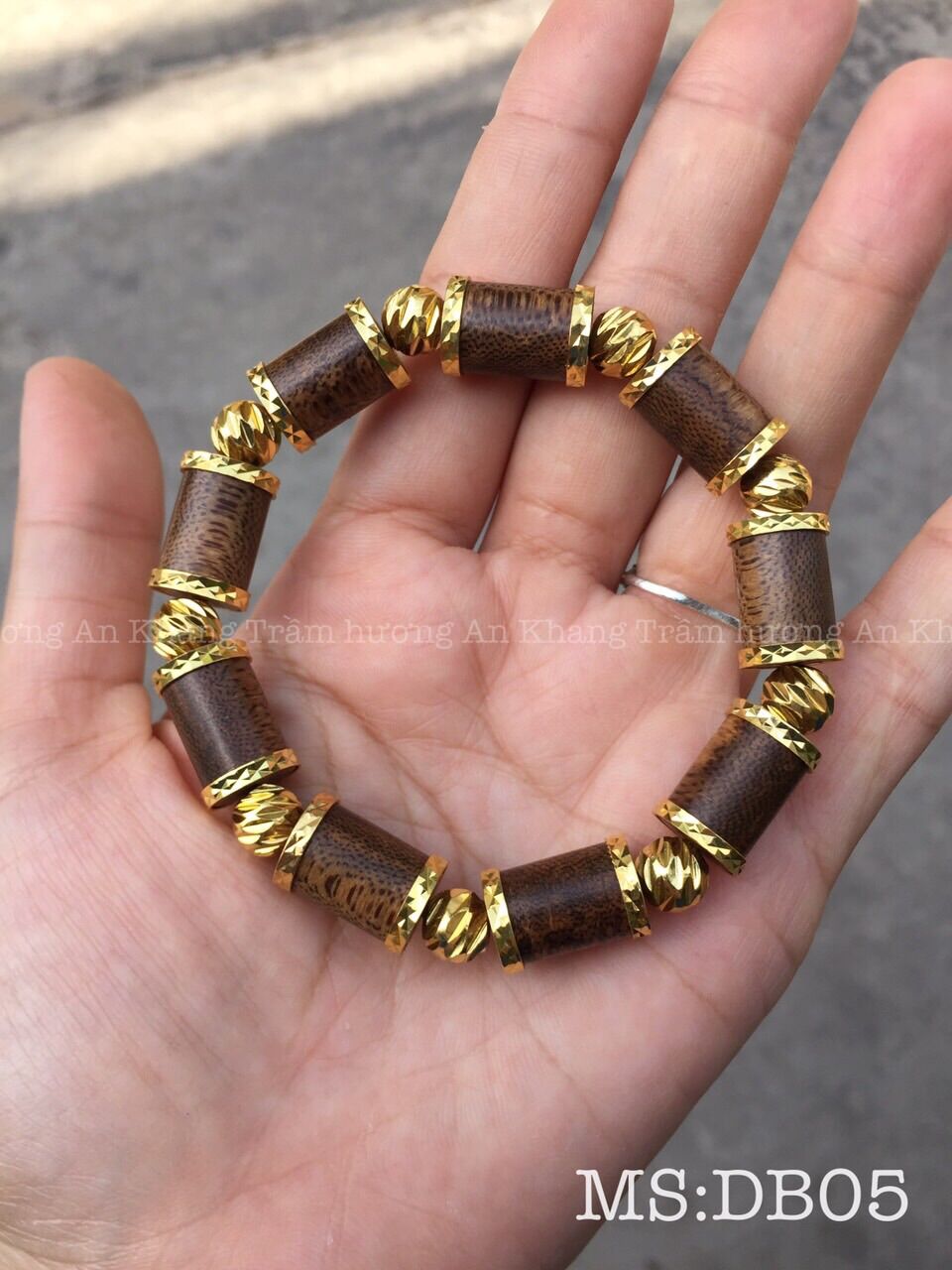 Vòng tay trầm hương tốc tự nhiên.