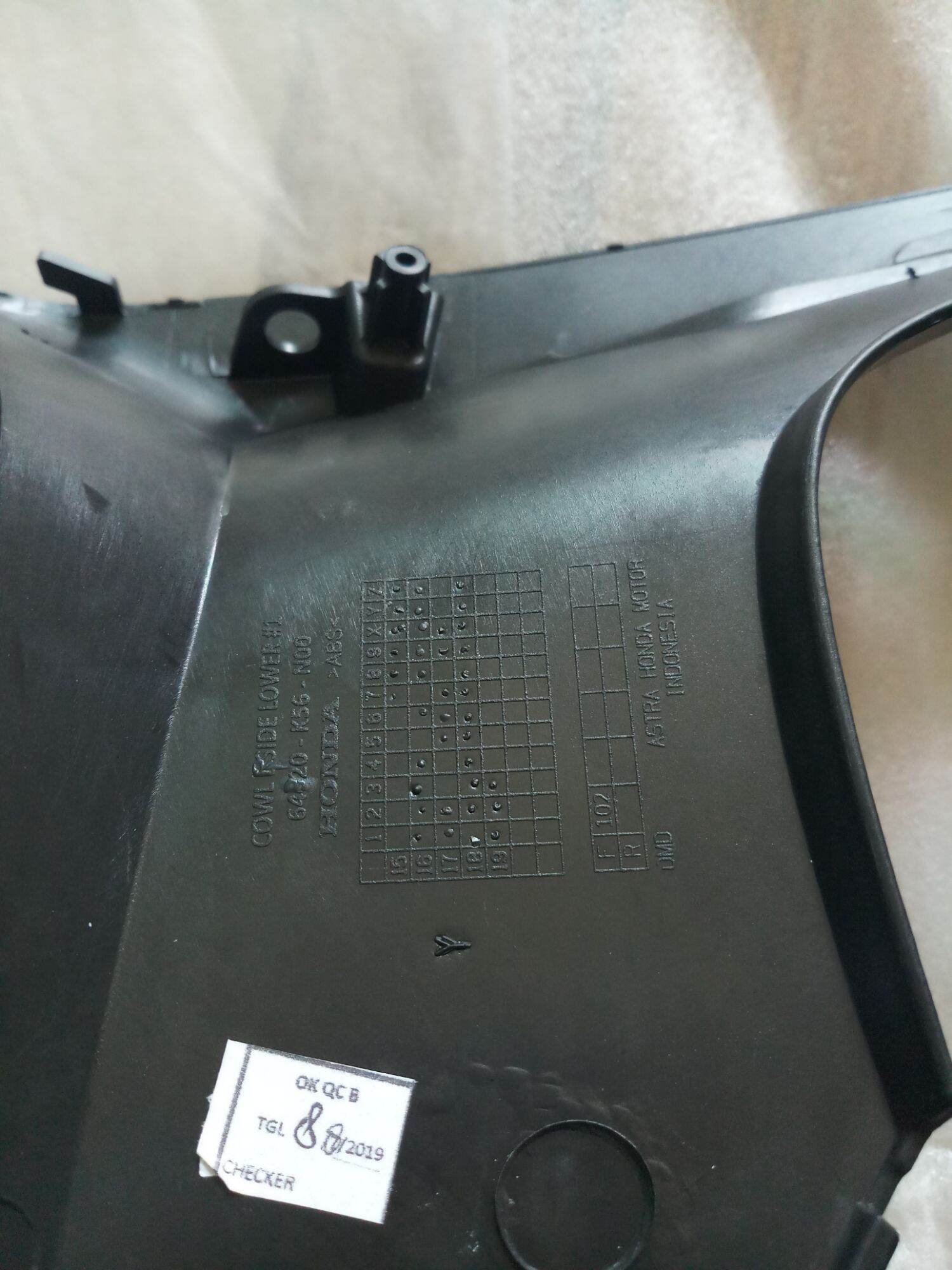 Cánh gà đen bóng phải Sonic 150.