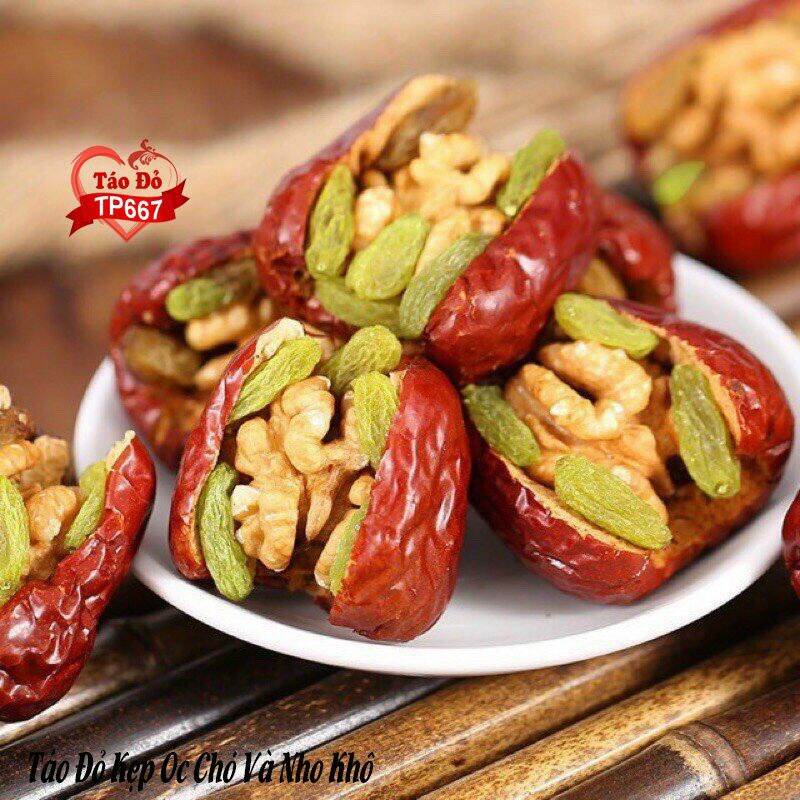 TÁO ĐỎ KẸP HẠT ÓC CHÓ