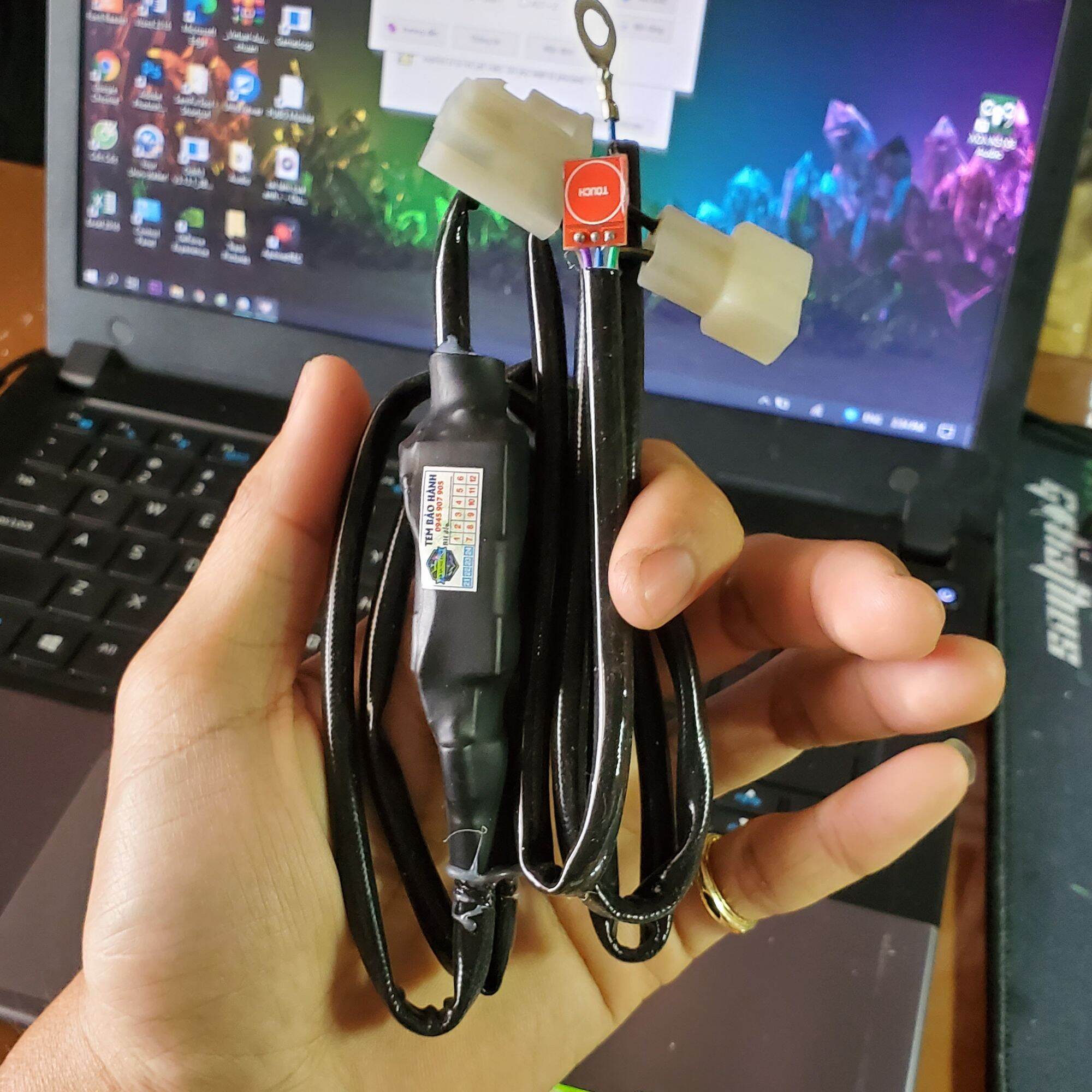 Chống Trộm Cảm Ứng Xuyên Nhựa Dán Bên Trong Dàn Áo Chạm Bên Ngoài