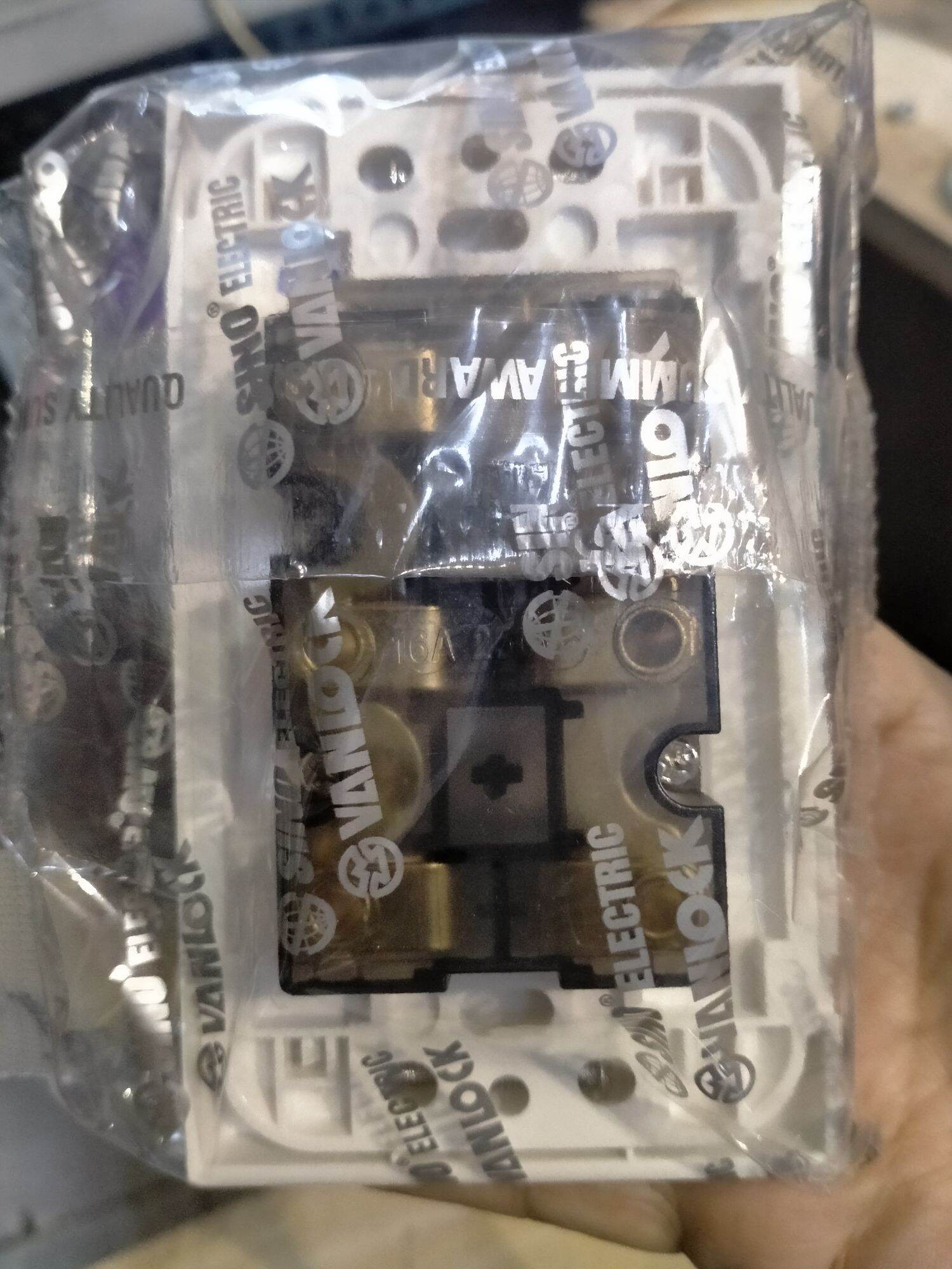 [HCM]3 Ổ Cắm + Đế Nổi Vanlock Sino