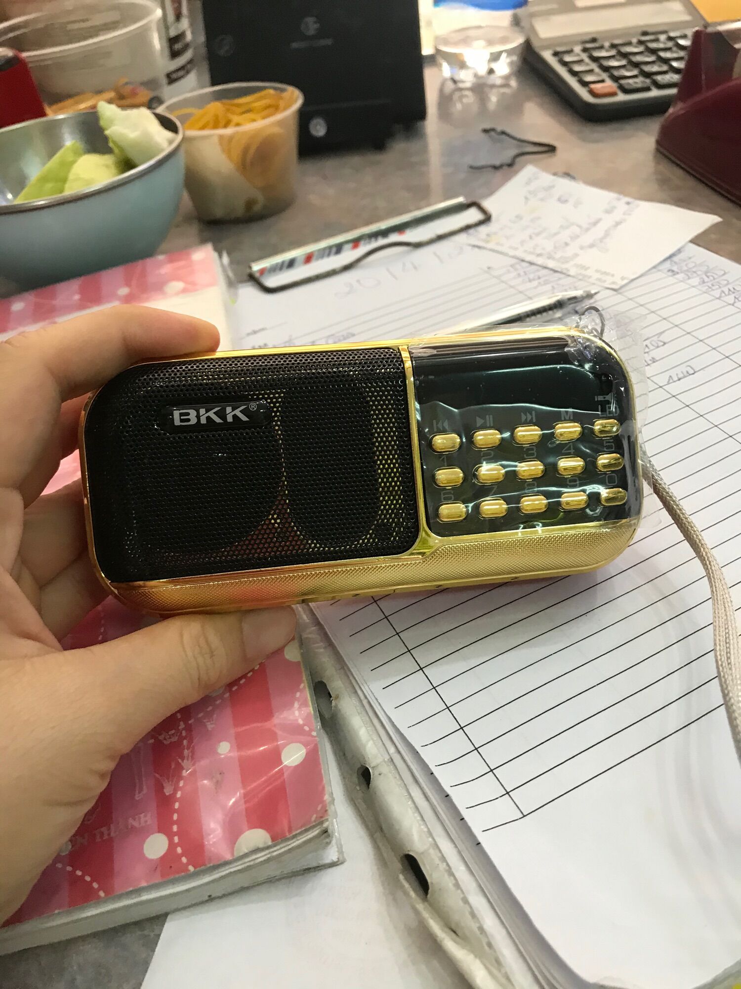 Loa nghe nhạc thẻ nhớ bkk k39 có 3 pin, đèn pin