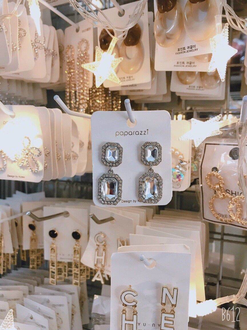 Bông tai mẫu mới. Được chọn mẫu