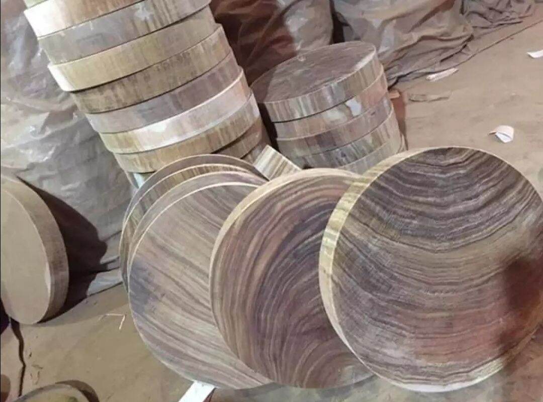 Thớt gỗ Nghiến Tây Bắc. Đường kính 24 - 25cm. Dày 4 cm. Cam kết Thớt không lỗi nhỏ.