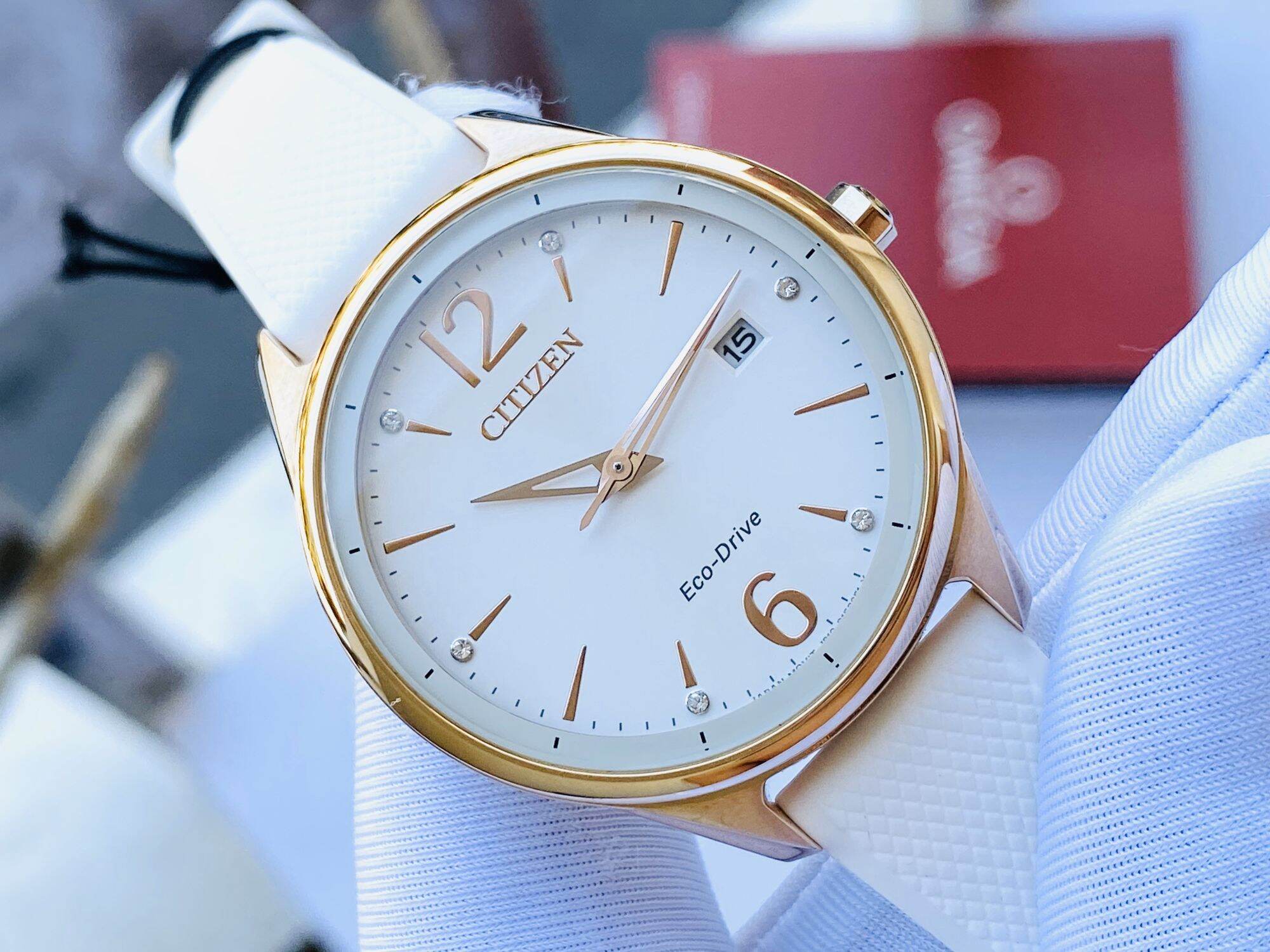 Đồng hồ thời trang nữ chính hãng citizen FE6103-00A niềng vàng kết hợp với tone màu trắng chủ đạo. mặt đính 6 hạt pha lê lấp lánh