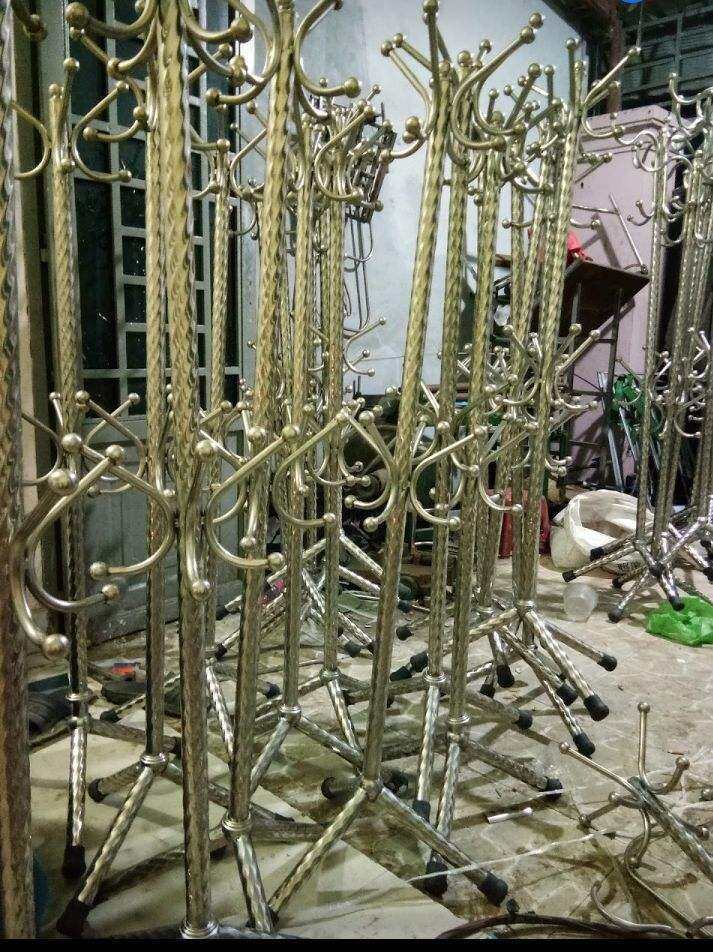 Cây móc đứng inox dùng máng áo khoác,túi xách ,mũ,nón