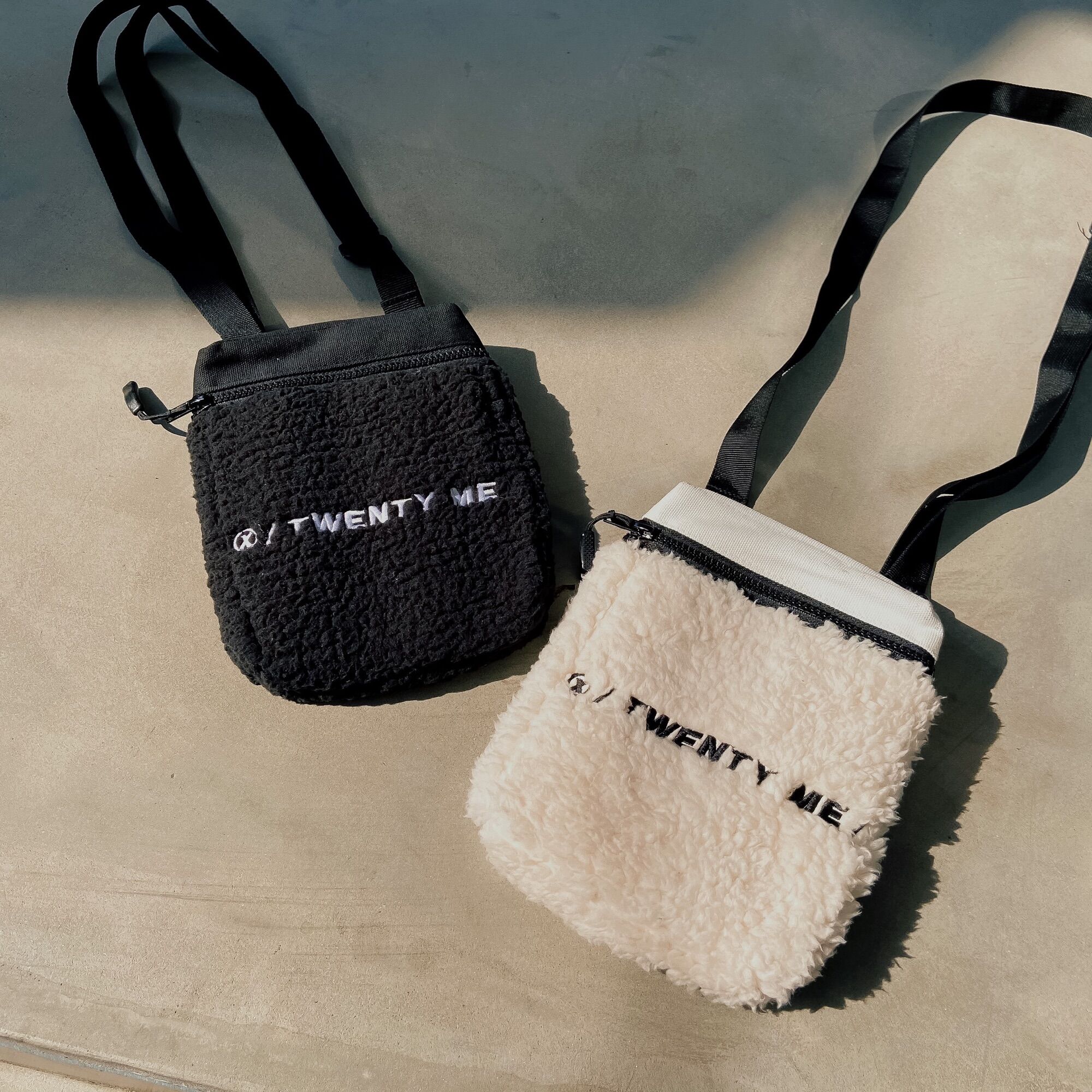 Túi đeo chéo lông chi tiết thêu cao cấp Fleece Cross Bag - XXME