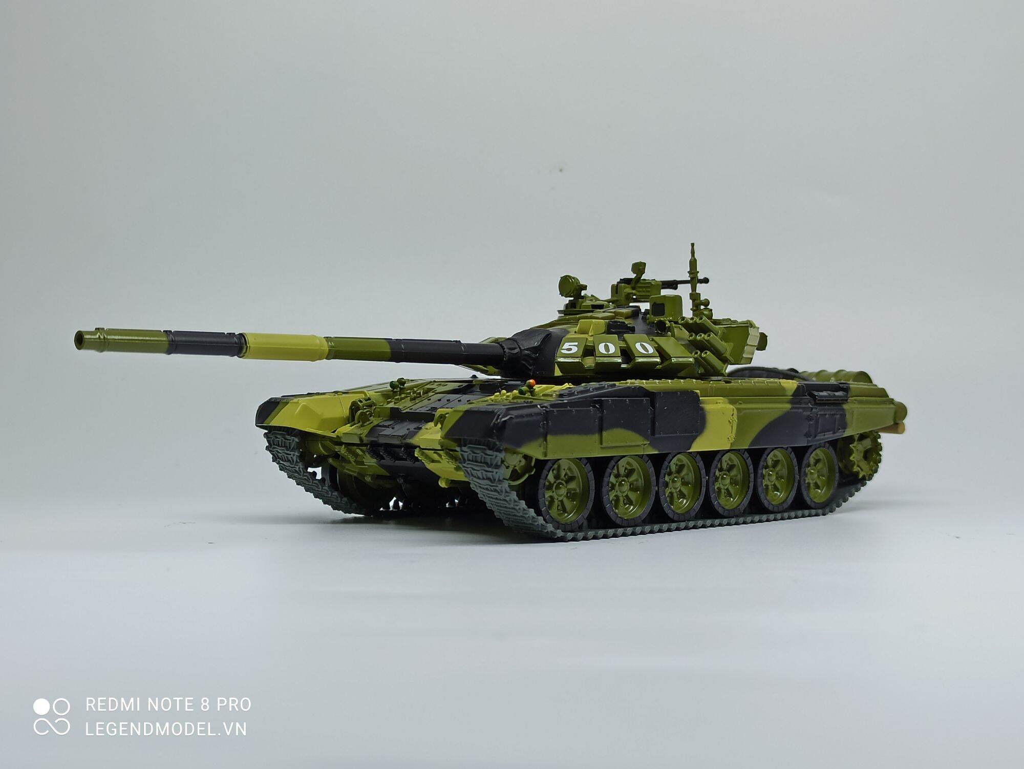 Mô hình xe tăng T54: Ngắm nhìn mô hình xe tăng T54 đầy chi tiết trong bức ảnh và cảm nhận vẻ đẹp của công nghệ ngày xưa.