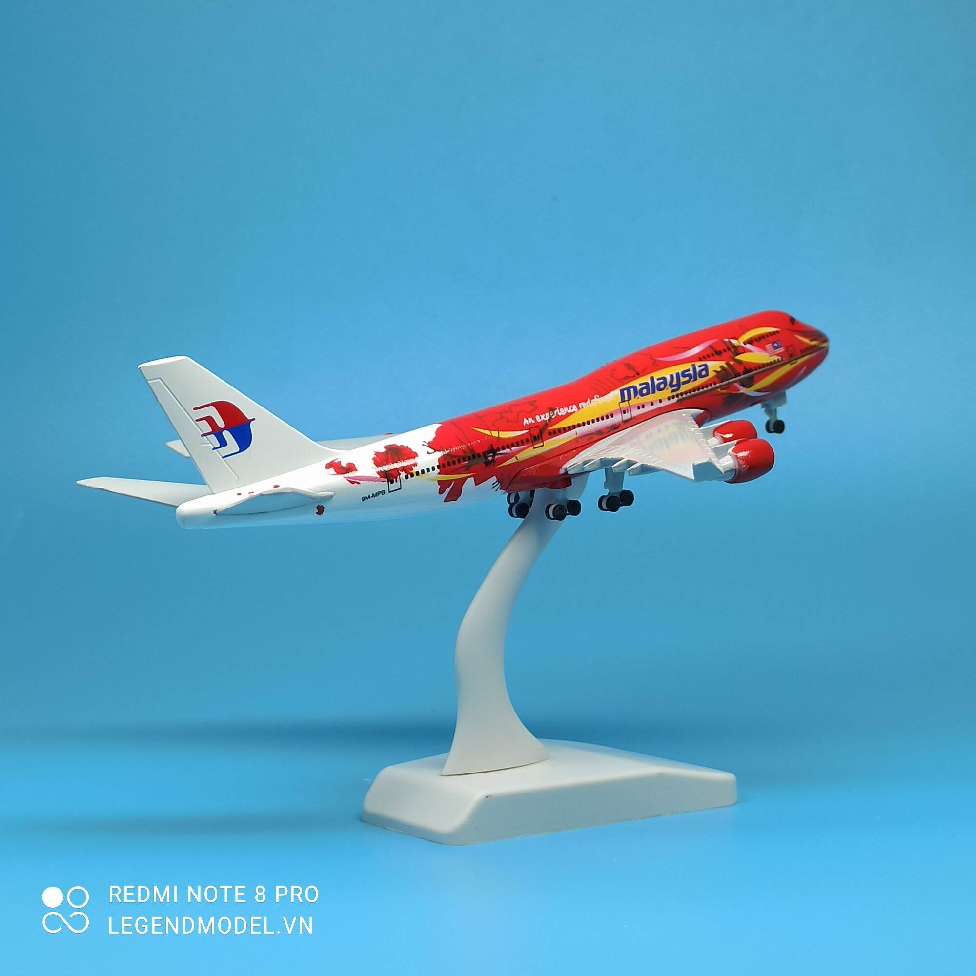 Mô hình máy bay Malaysia Airlines 20cm chất liệu kim loại bền đẹp