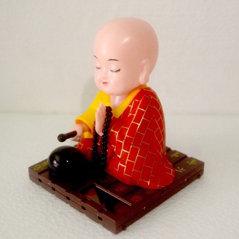 [HCM]Tượng chú tiểu gõ mõ đầu gật gù tụng kinh