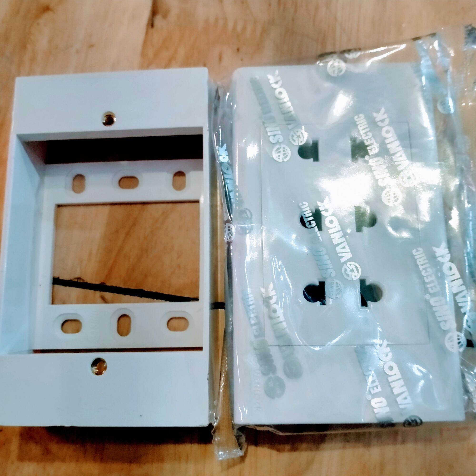 3 ổ cắm + đế nổi vanlock sino