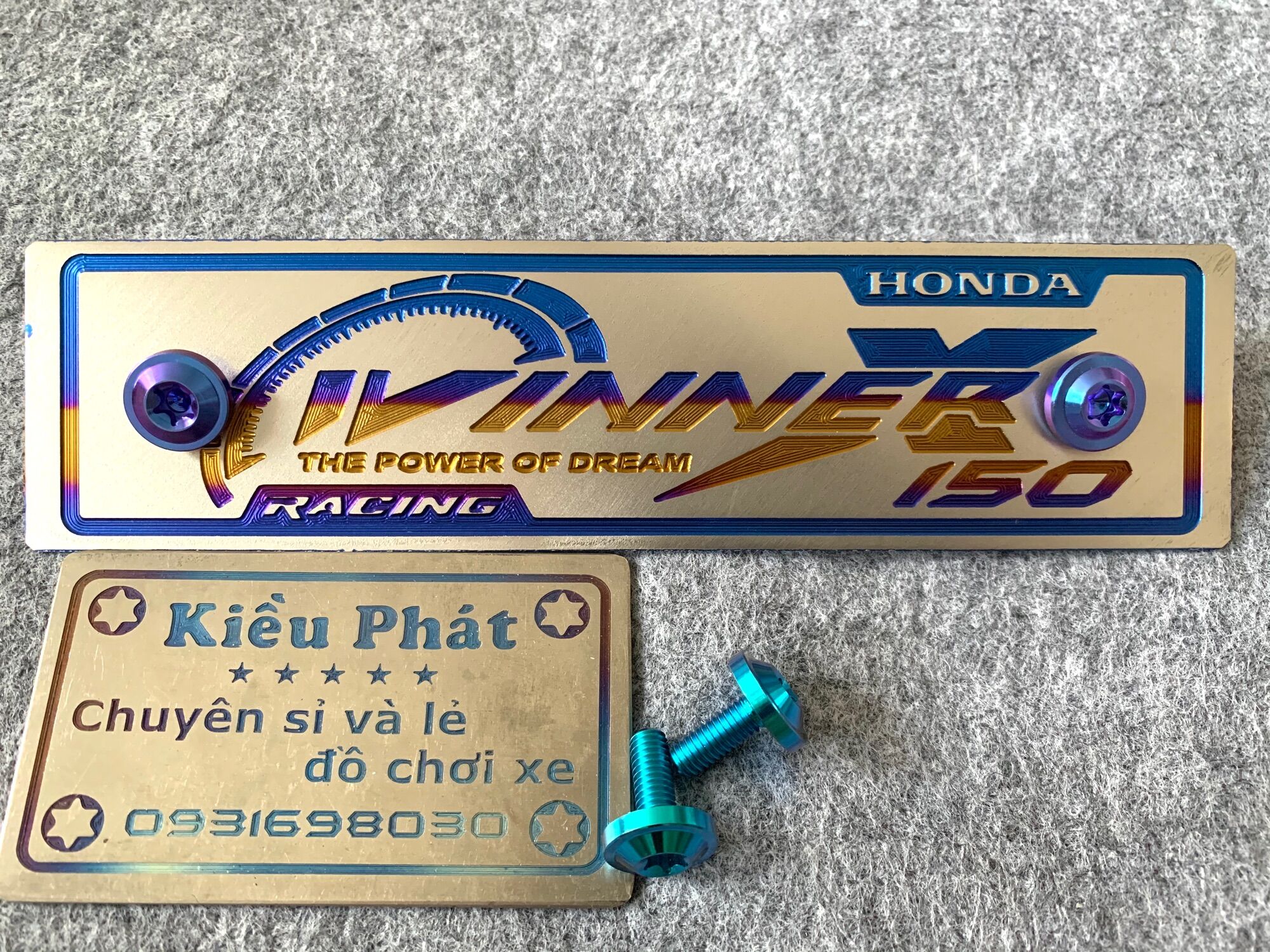 Bảng tên winner x kèm ốc gr5 chọn màu ốc
