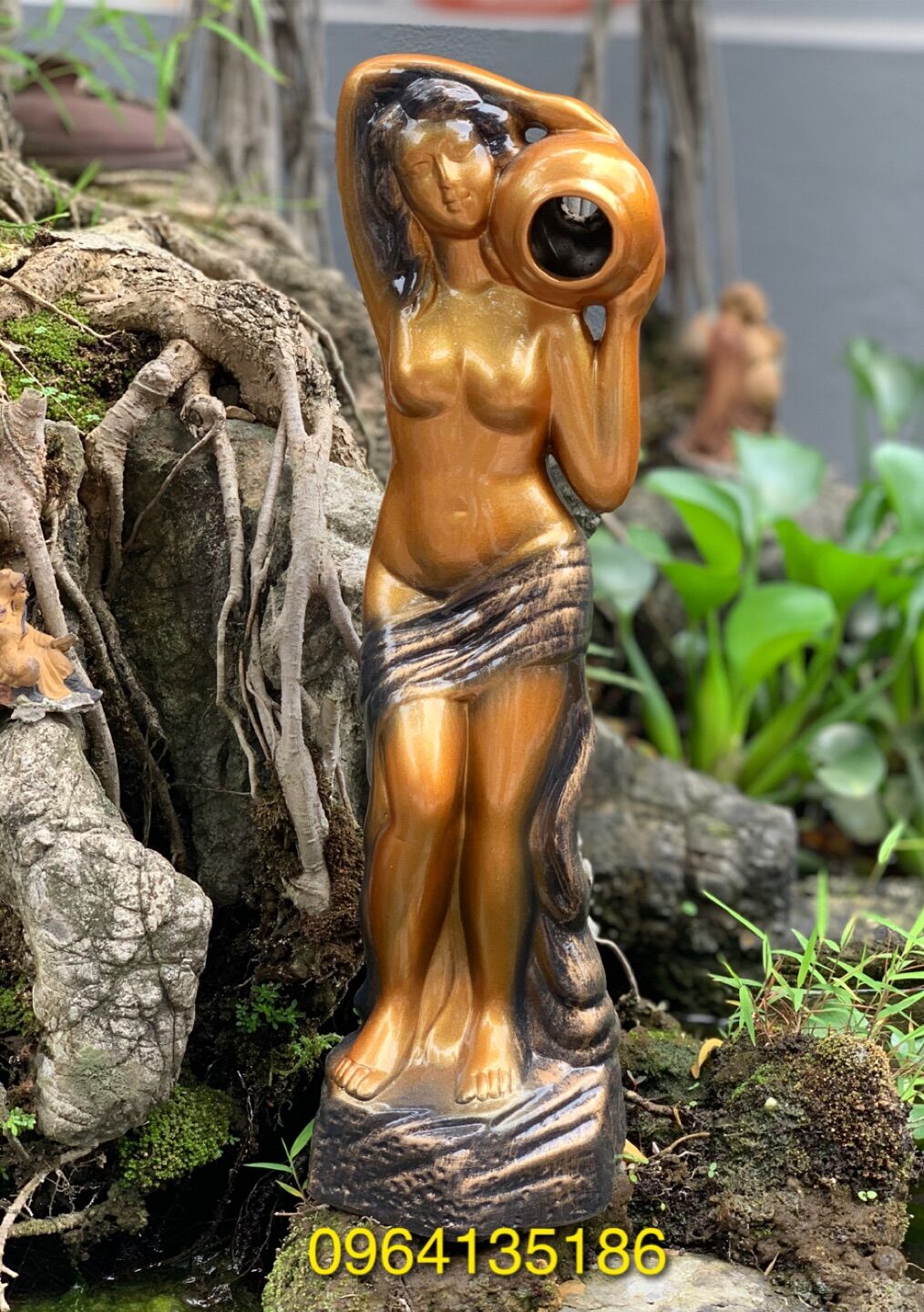 Tượng tiểu cảnh cô gái đổ nước h40cm gốm sứ Bát Tràng