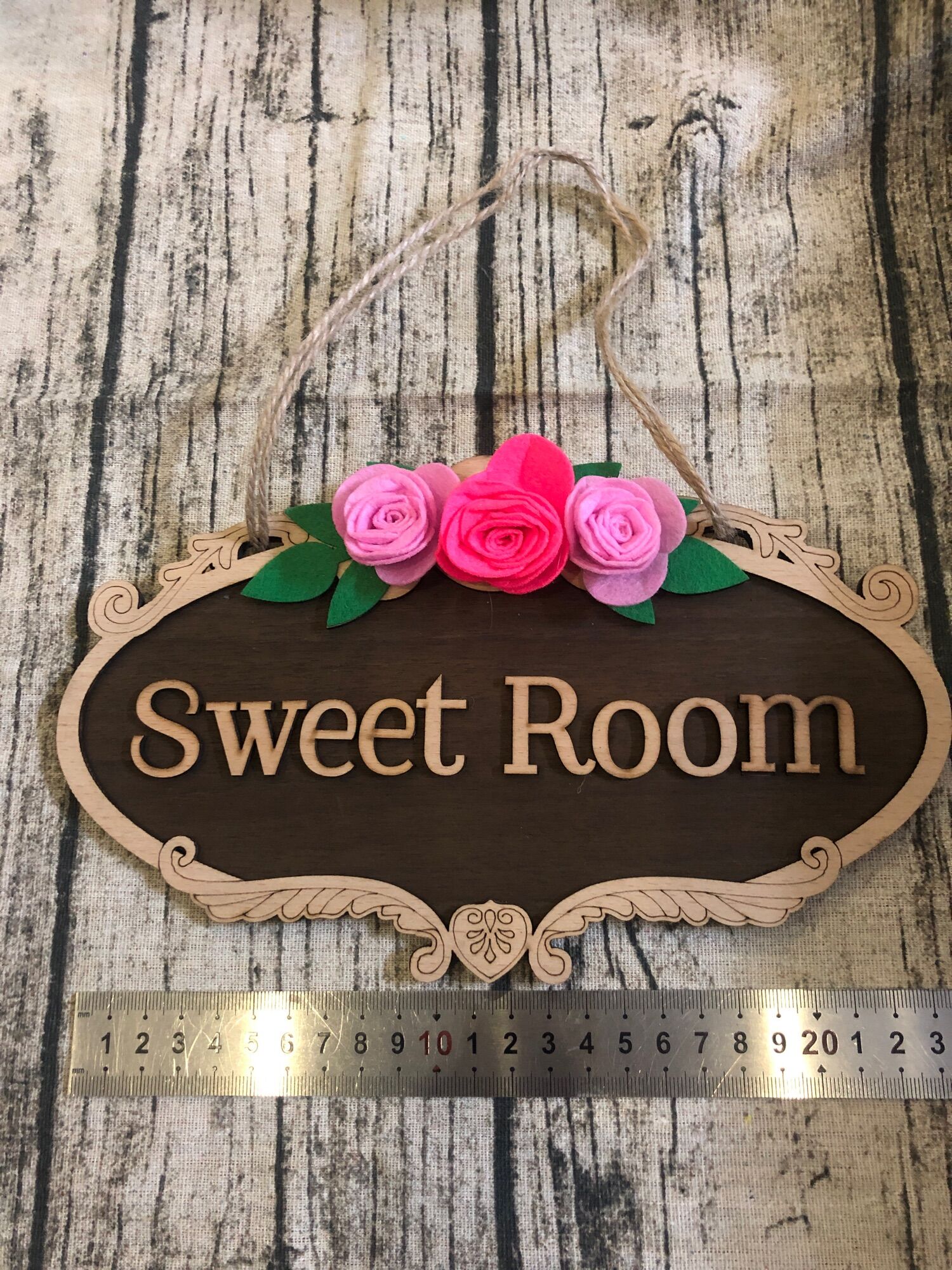 Bảng gỗ trang trí treo cửa phòng ngủ sweet room