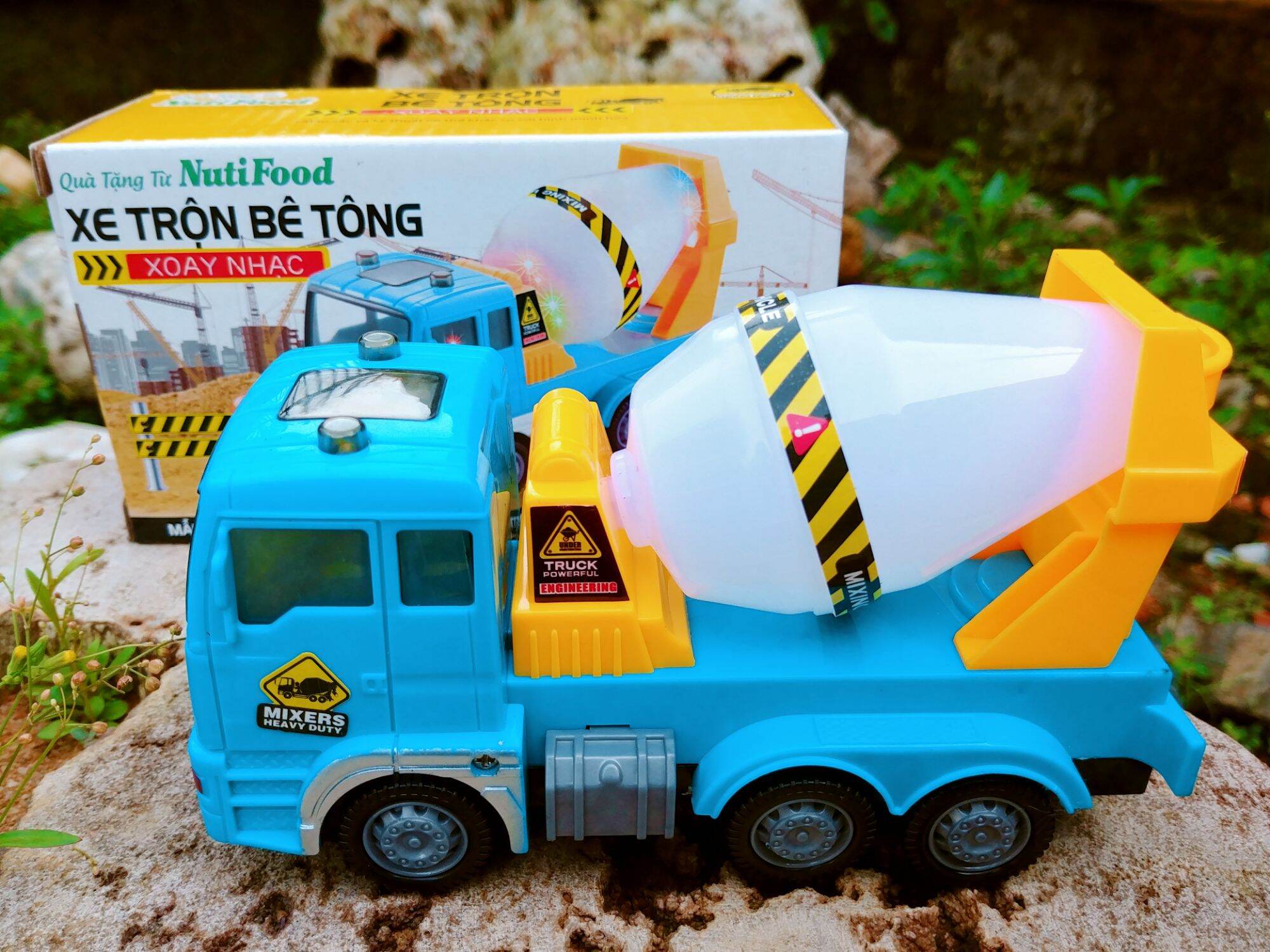 Đồ chơi xe trộn bê tông có nhạc đèn chạy pin tự xoay