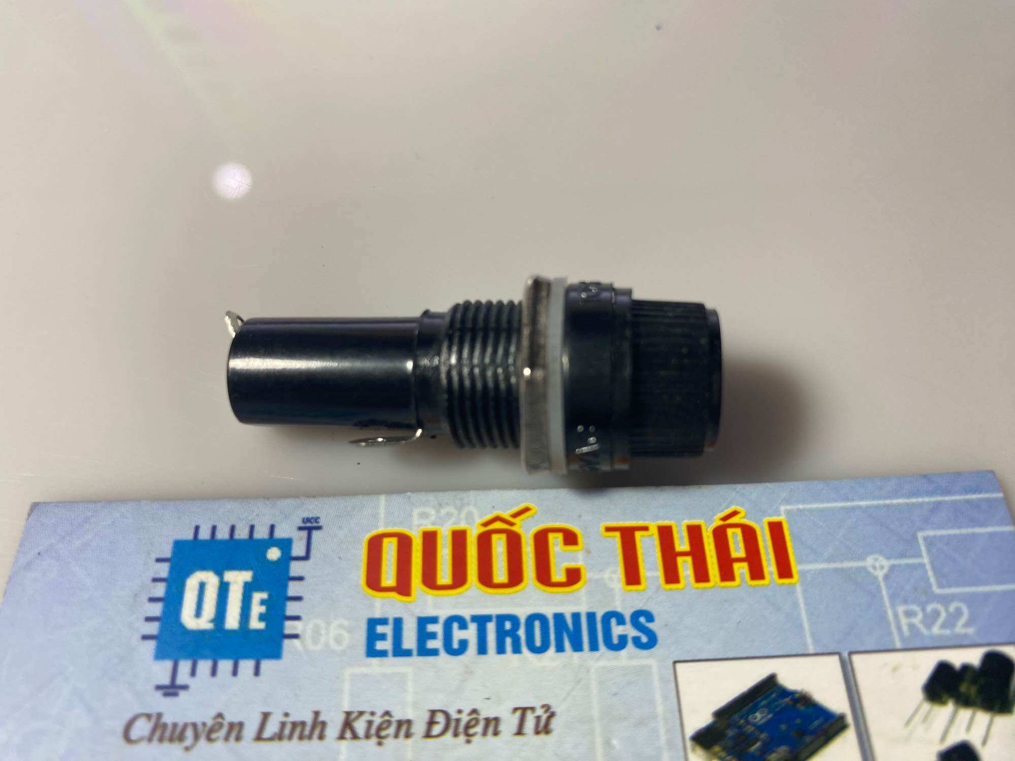 Đế đựng cầu chỉ lớn 3x60mm (không bao gồm cầu chì) Giá 8,000 Đồng*Miễn phí vận chuyển