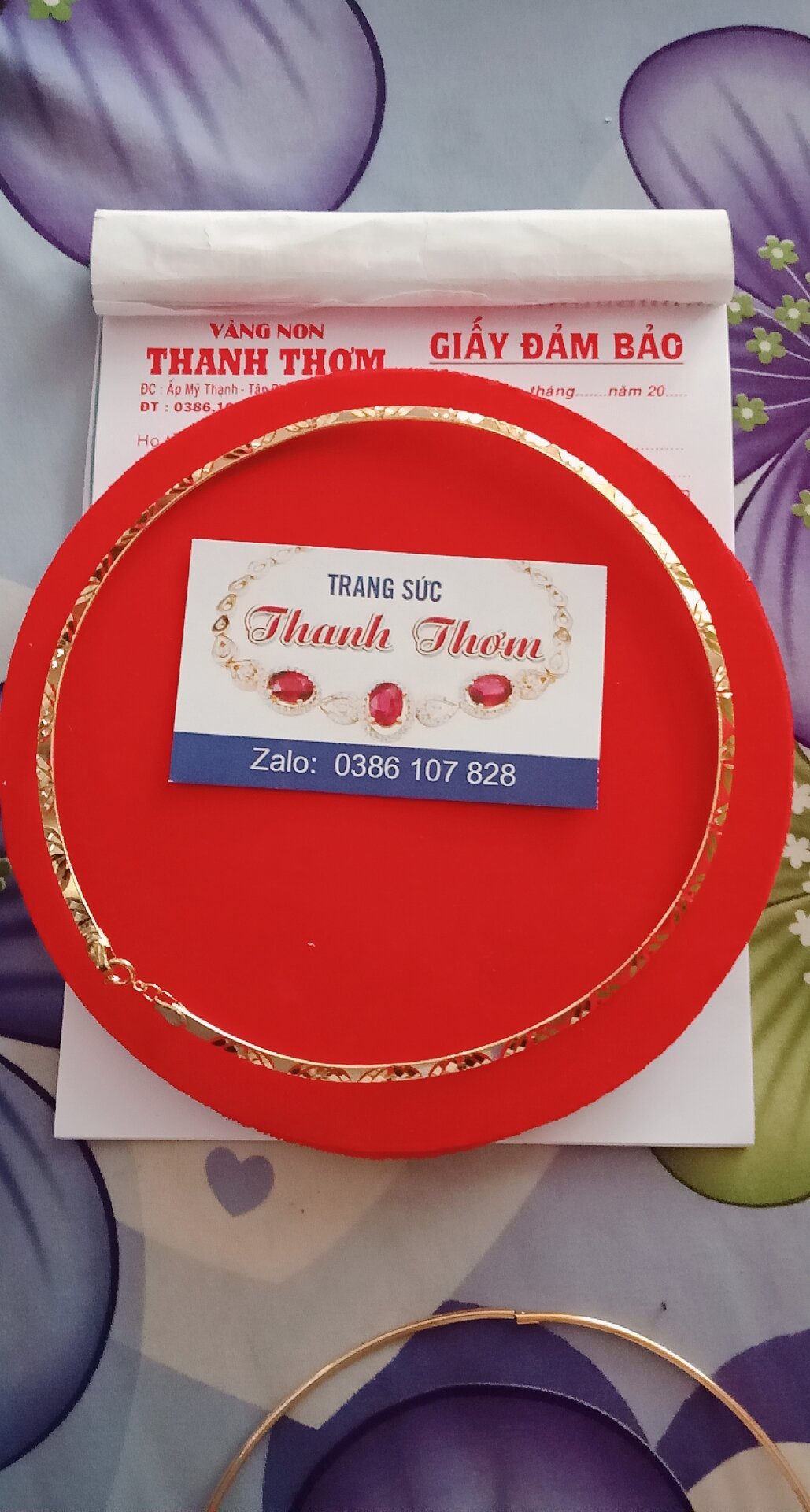 kiềng cổ đeo mãi không đen